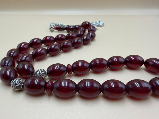 مسباح فاتوران عرق ناعم، قصة زيتونة، مع شرابة وفواصل فضة عيار 500.Faturan Misbah with Fine Veins, Olive-Style Carving, Featuring Tassel and Spacers in 500 Silver.