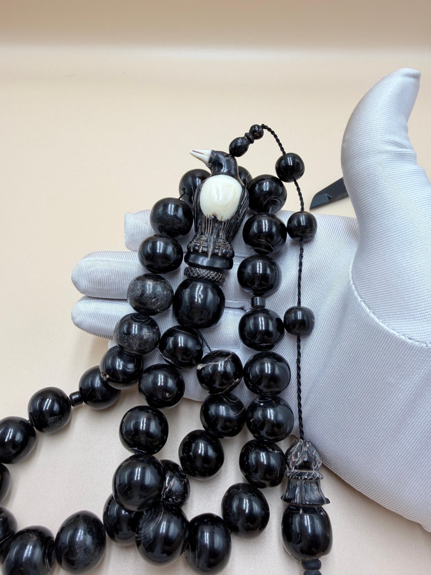 يسر بحر أحمر ساده
أنتيك قديم – حجم جامبو
مع شاهد مطعّم بالعاج
Plain Red Sea Yusr
Antique –