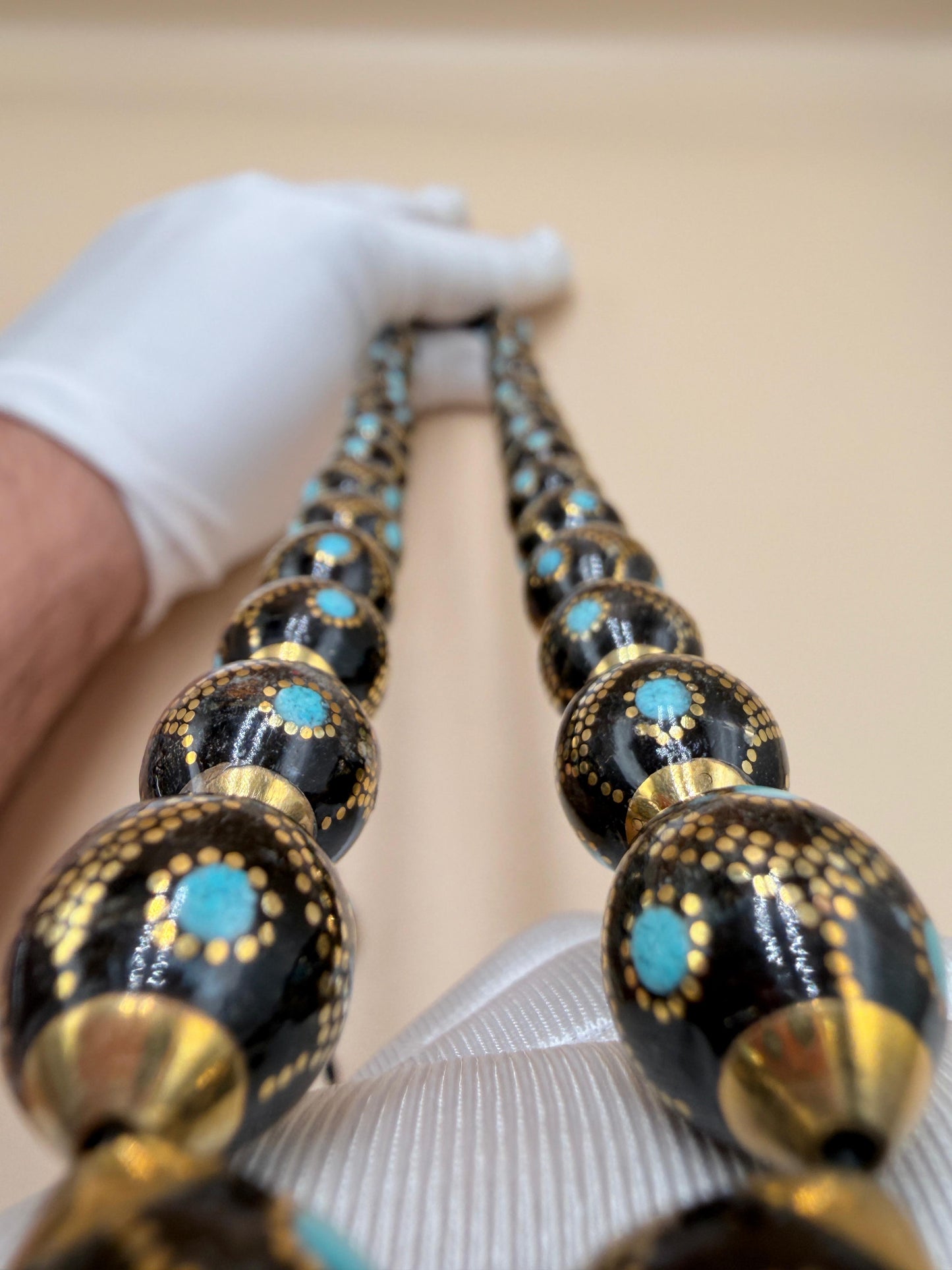 مسباح – قطعة محمود طرزان – يسر بحر أحمر الرائعة، مطعّمة بالسكروم والفيروز الطبيعي، تجمع بين الأصالة والفخامة.
Misbah – A stunning Mahmoud Tarzan – Red Sea Yusr, inlaid with scrom and natural turquoise — combining heritage with elegan