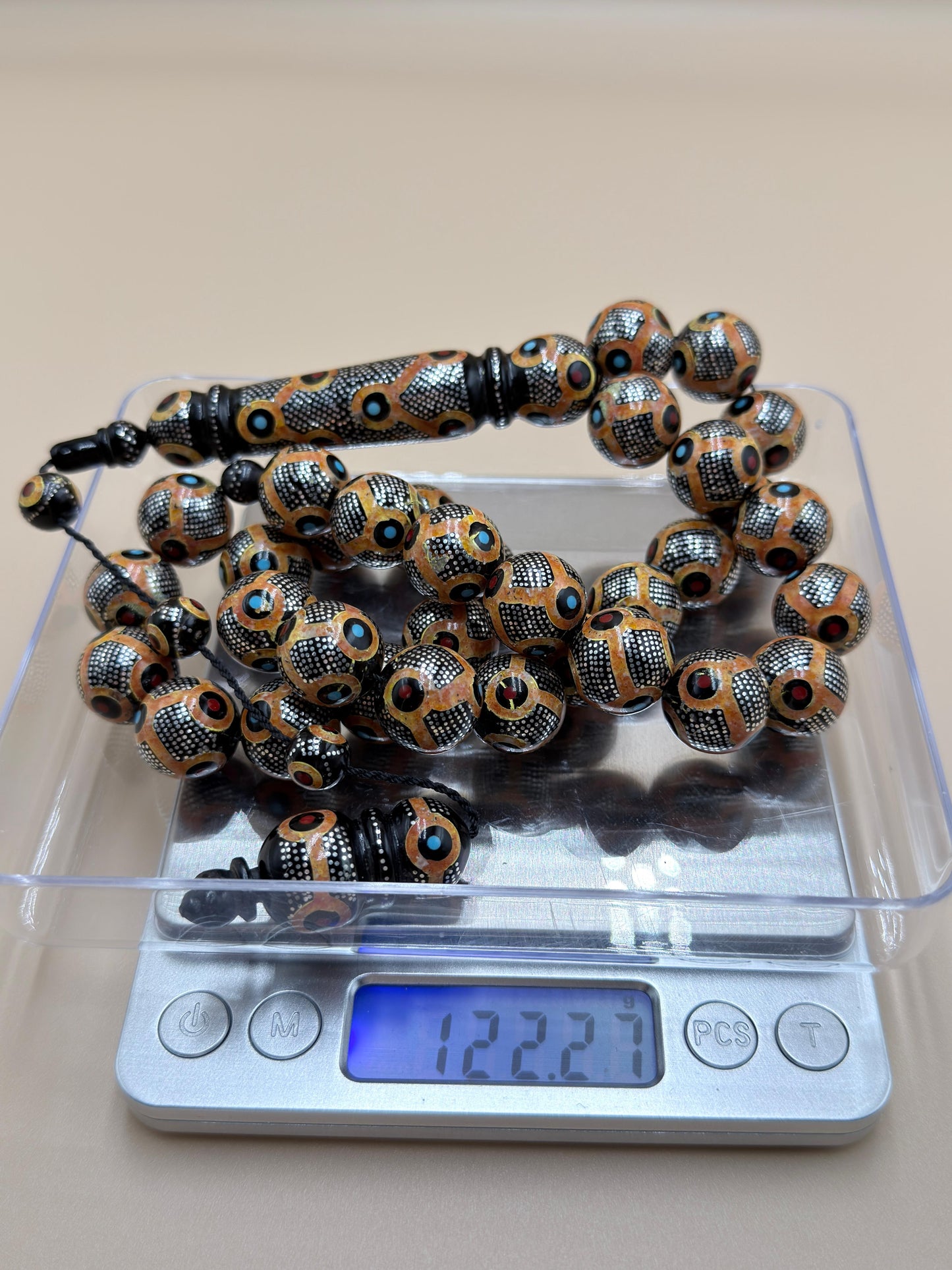 Antique Red Sea Coral
Inlaid with 925 sterling silver, featuring natural amber, coral, and turquoise. يسر بحر أحمر أنتيك
مطعّم بالفضّة الخالصة عيار 925، ومزيّن بأحجار الكهرمان الطبيعي، والمرجان، والفيروز