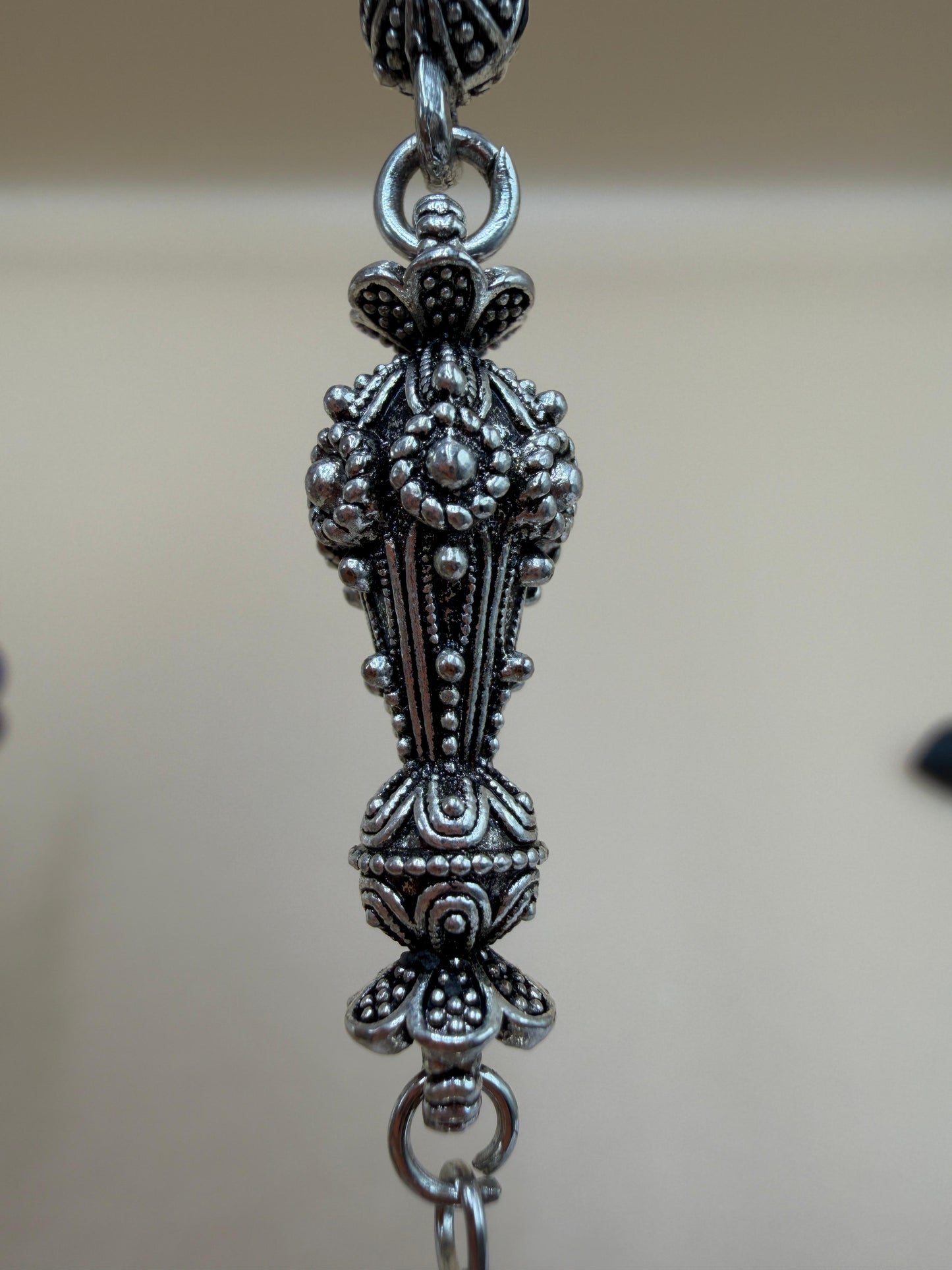 مسباح سندلوس أزرق، مأذنة مشغولة مميّزة. Blue Sandalwood Misbah with a Distinctive Handcrafted Minaret-Style Finial.