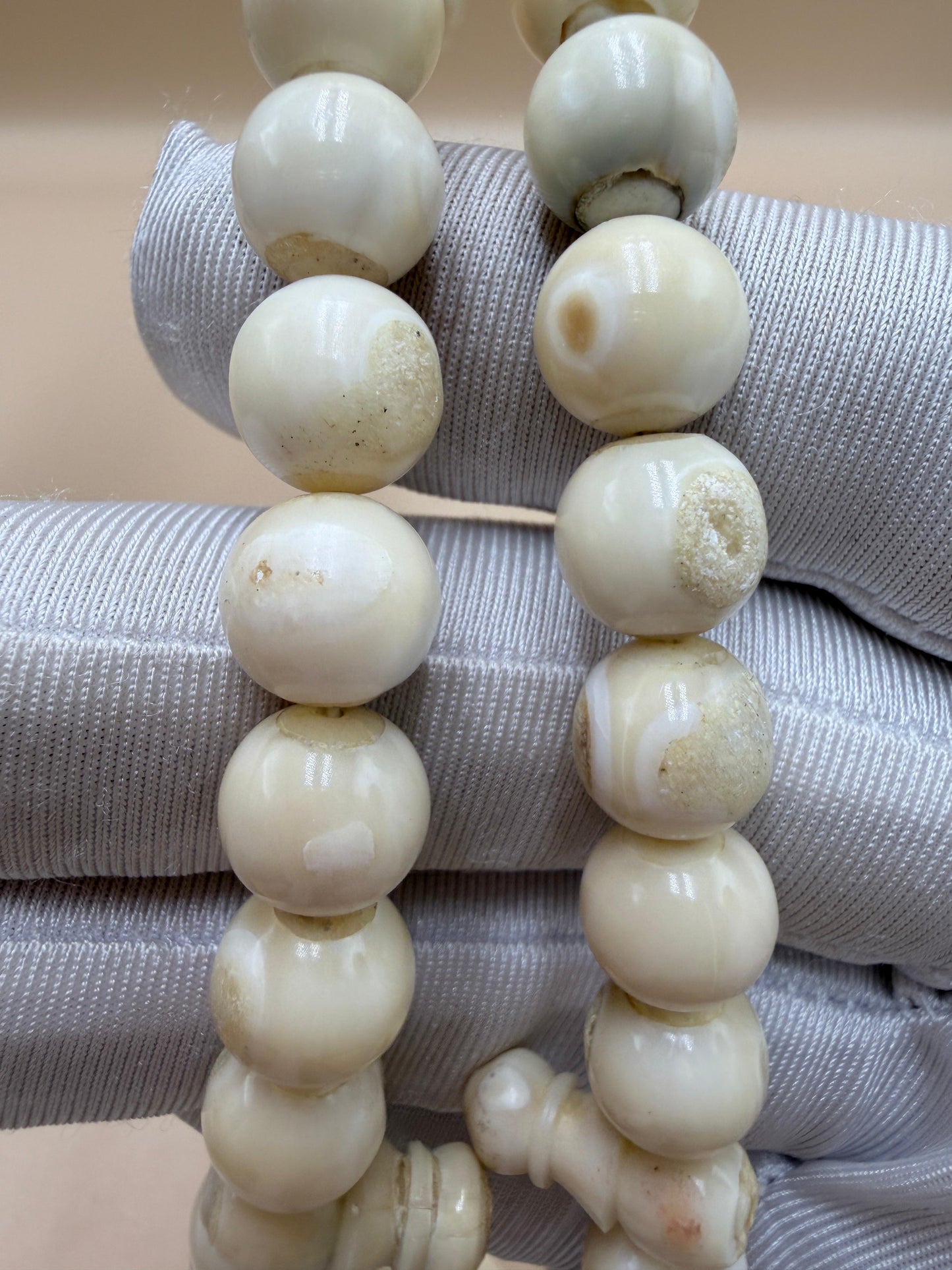 مسباح ناب 
مع كسّار ناب من نفس أصل الخام المصنوع منه المسباح Fang Misbaha
With fang breaker made from the same original material