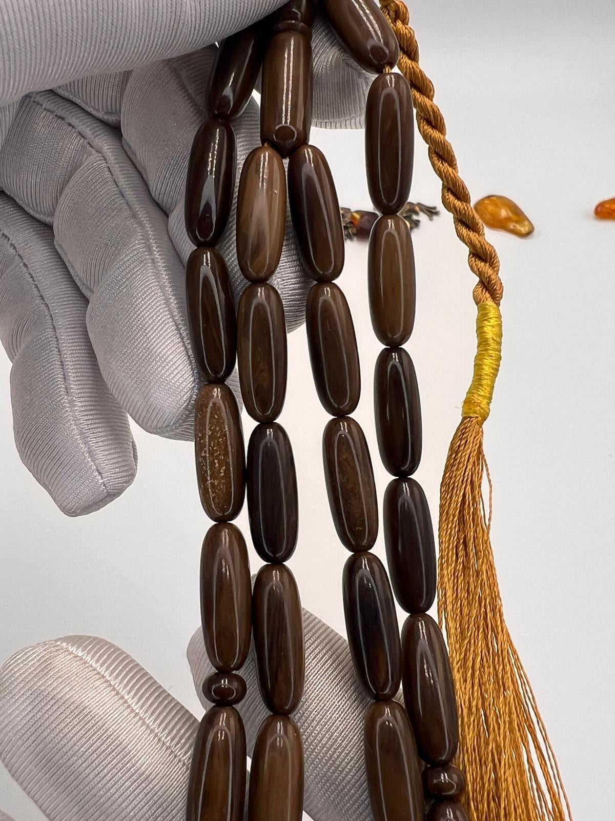 مسباح سندلوس قصة كبسولي، صنعة نظيفة ولمعته ثابتة.
Sandalwood tasbih with capsule-cut beads,.