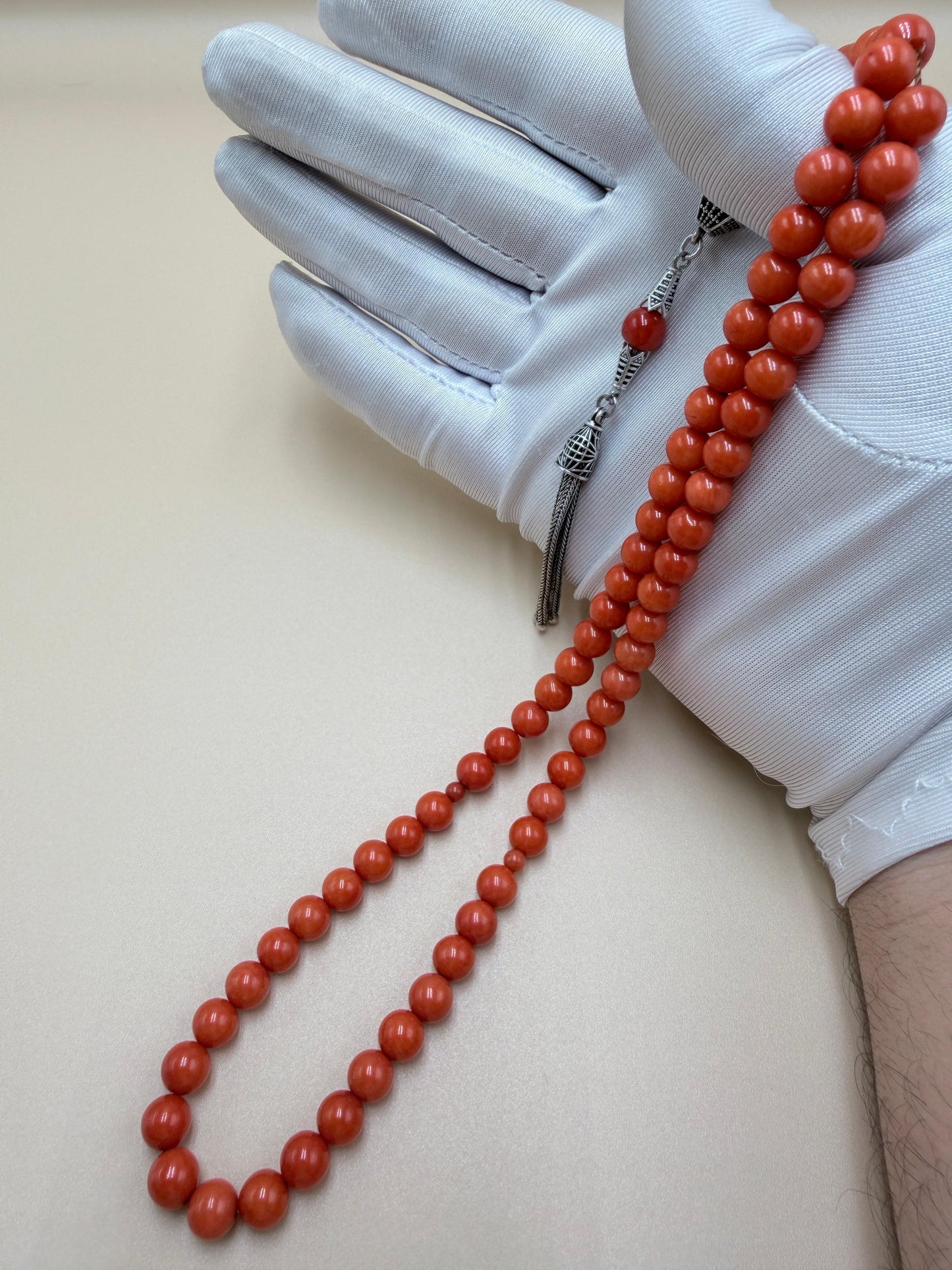 مسباح مرجان معالج بالليزر
مع شرّابة فضة عيار 925
Laser-treated Coral Misbaha
With 925 sterling silver tassel