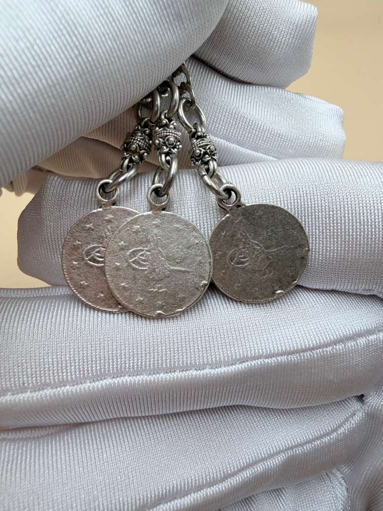 مسباح مسكي خام عصي (دبس وراشي) مع شرّابة فضة عيار ٥٠٠. Raw Musk Misbaha (Dibs & Wrashi sticks) with a 500 silver tassel.