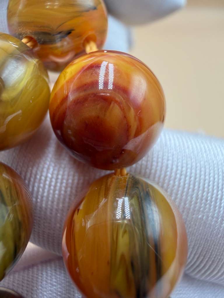 مسباح مسكي مميز، بخراطة مجد، عدد 45 خرزة.
Distinctive Musk Misbah with Majd Carving, 45 Beads.