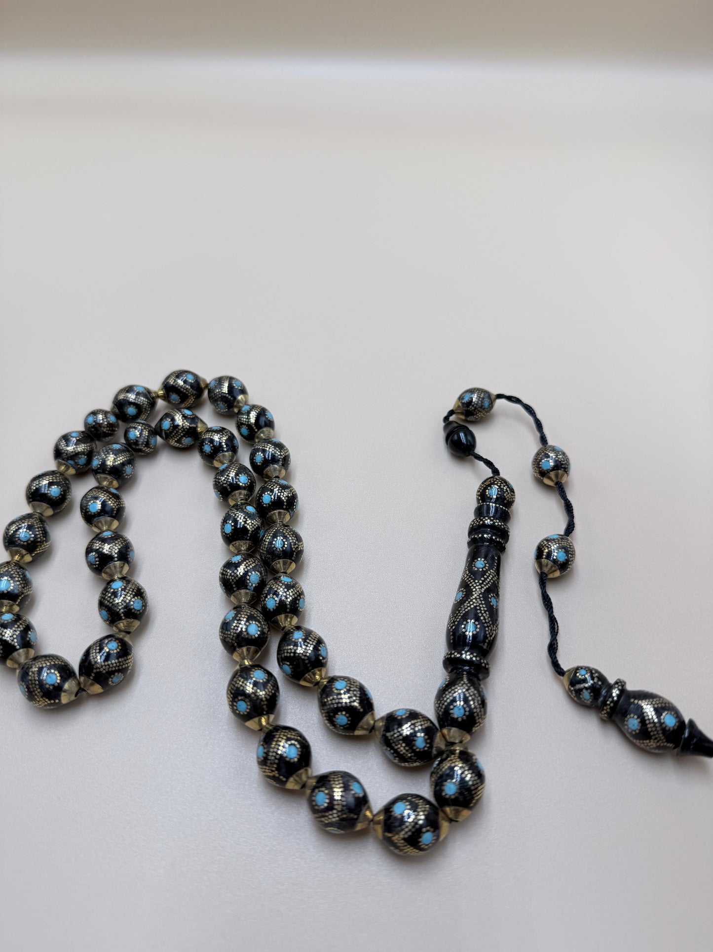 مسباح – قطعة محمود طرزان – يسر بحر أحمر الرائعة، مطعّمة بالسكروم والفيروز الطبيعي، تجمع بين الأصالة والفخامة.
Misbah – A stunning Mahmoud Tarzan – Red Sea Yusr, inlaid with scrom and natural turquoise — combining heritage with elegan