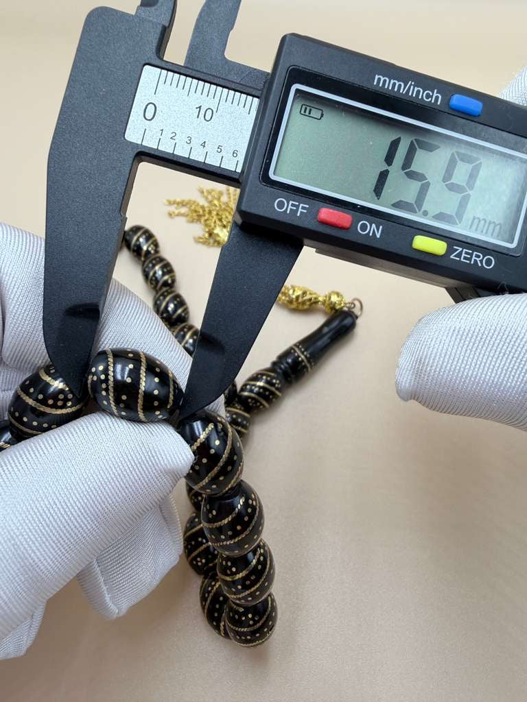 مسباح كوك، مطعّم سكروم، مع شرابة مطليّة ذهب عيار 24 Kuka Wood Misbah, Inlaid with Skroom, with 24K Gold-Plated Tassel.