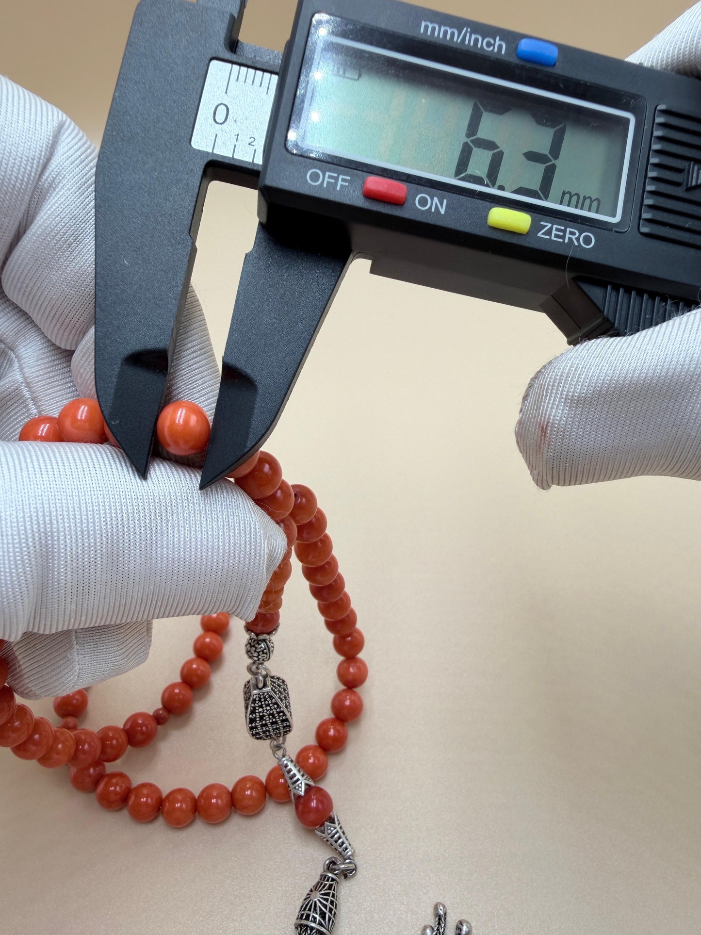 مسباح مرجان معالج بالليزر
مع شرّابة فضة عيار 925
Laser-treated Coral Misbaha
With 925 sterling silver tassel