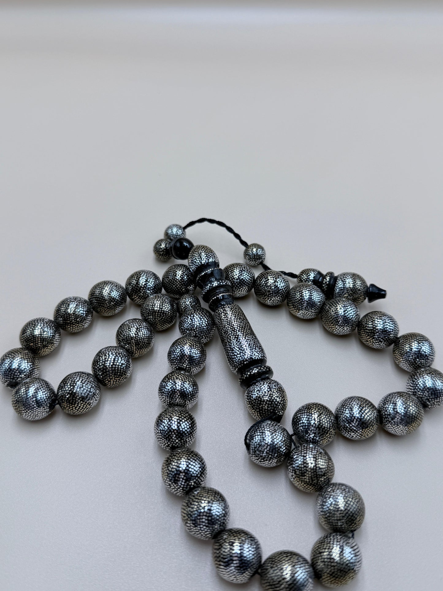 مسباح محمود طرزان – يسر بحر أحمر بتطعيم فضّة وسكروم، إصدار الشبح.
Mahmoud Tarzan rosary – Red Sea Yusr, inlaid with silver and scrom, Phantom edition.