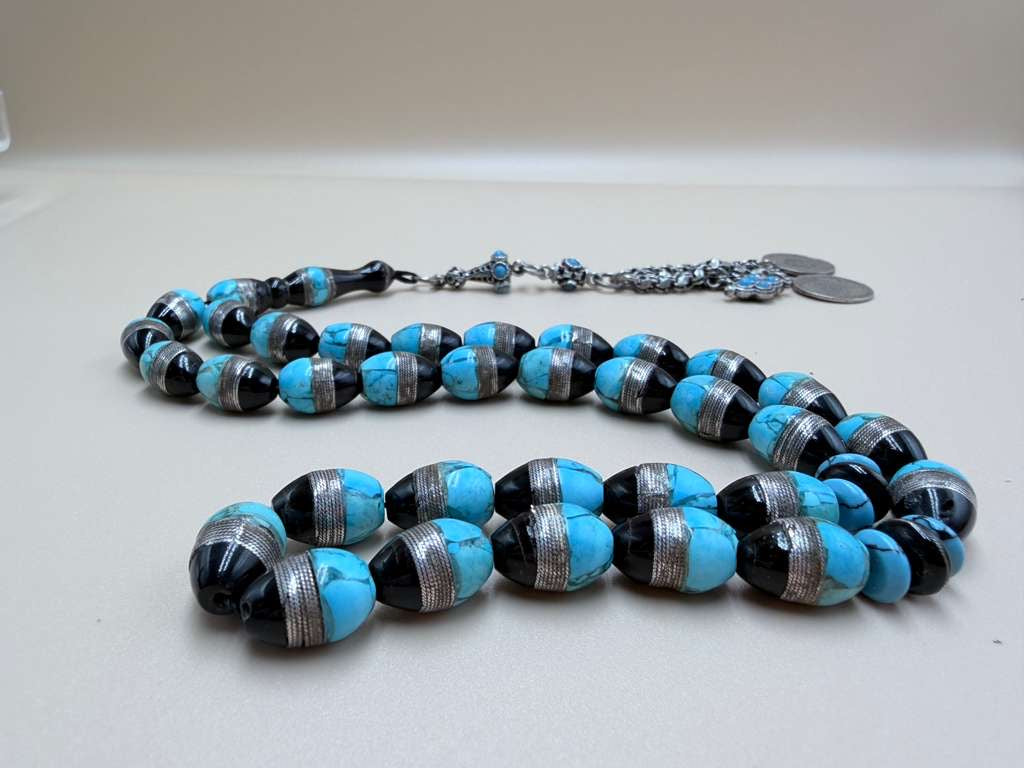 مسباح يسر أنتيك، مطعّم بالفيروز الحر السيناوي والفضة عيار 925.Antique Yusr Misbah, Inlaid with Natural Sinai Turquoise and 925 Sterling Silver.