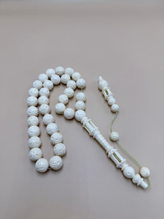 مسباح عظم جمل مميّز، نقش يدوي بالكامل
Misbah – Distinctive Camel Bone, fully hand-carved.