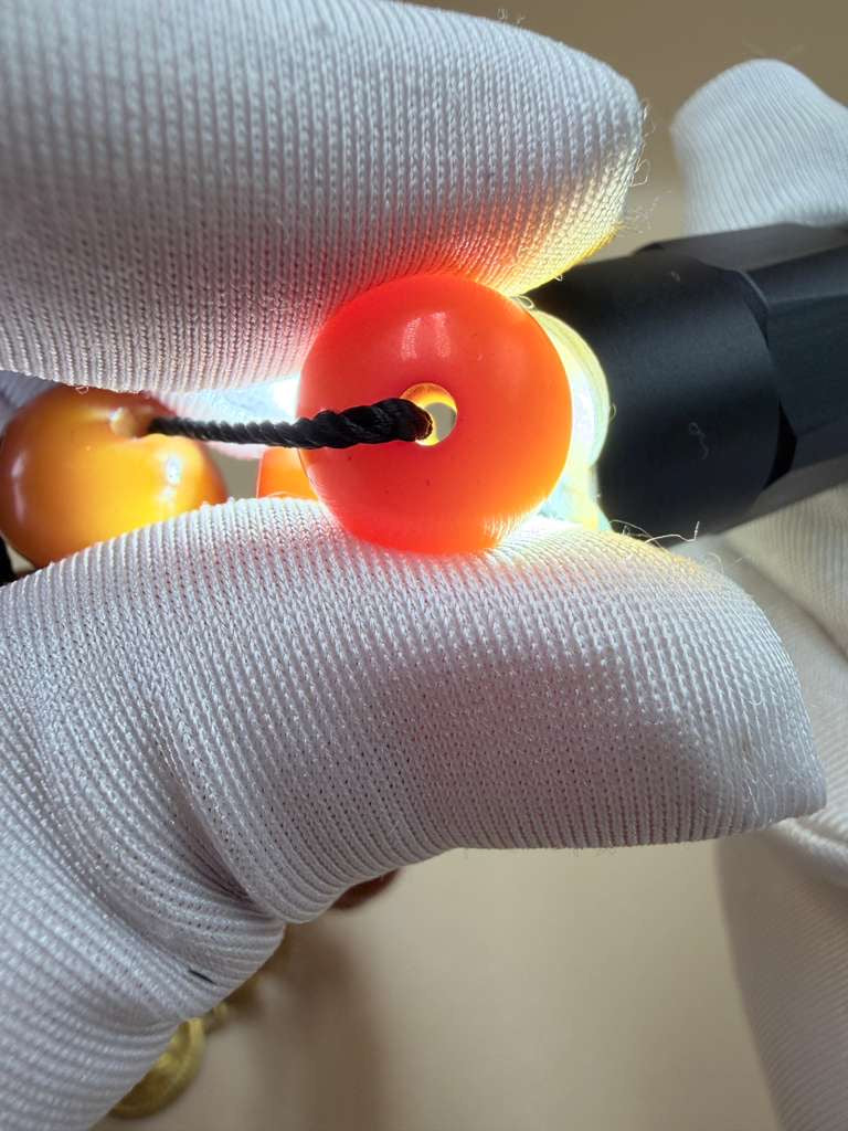 مسباح مسكي خام قديم، مع شرابة مطليّة ذهب 24K. Old Raw Musk Misbah with 24K Gold-Plated Tassel.