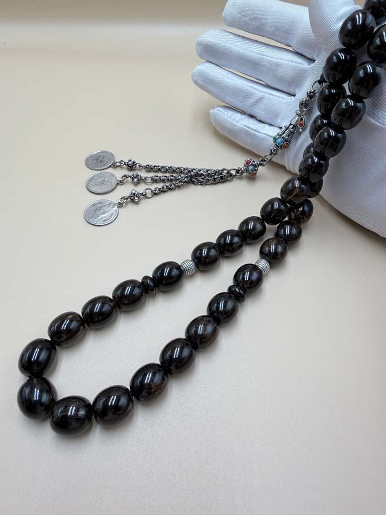 مسباح مسكي خام بولندي، بخراطة جديدة، مع شرابة فضة 500.Polish Raw Musk Misbah with New Carving, Featuring 500 Silver Tassel.