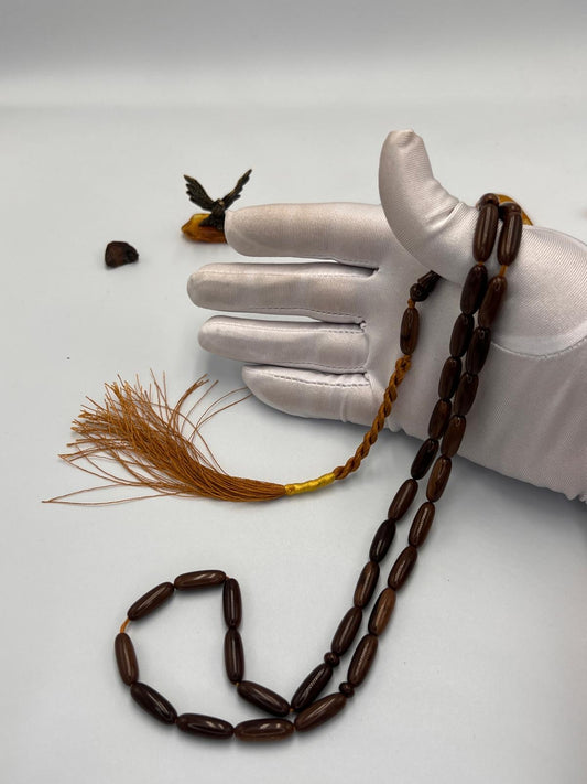 مسباح سندلوس قصة كبسولي، صنعة نظيفة ولمعته ثابتة.
Sandalwood tasbih with capsule-cut beads,.