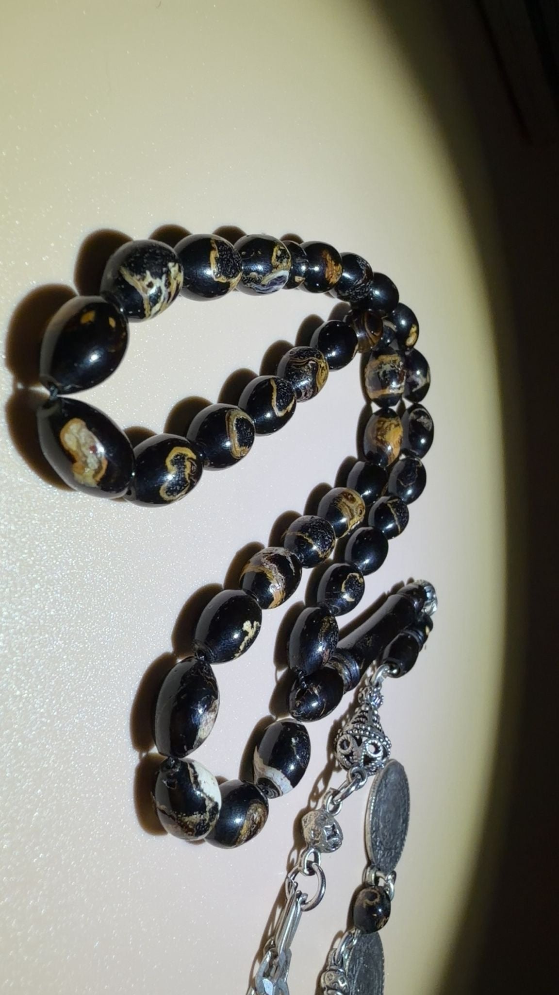 مسباح يسر بحر أحمر ساده، خامة مميّزة مع عروق فاير. Red Sea Coral Misbah, Plain Style, Premium Material with Fire Veins.