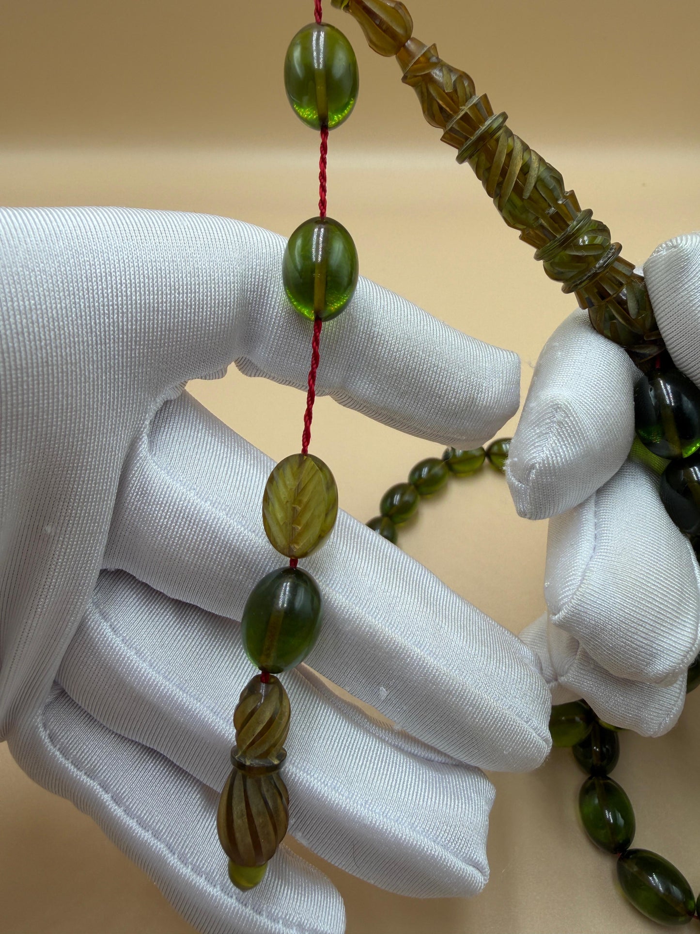 مسباح سندلوس شفاف نفطي، مع شاهد مميّز منقوش. Transparent Oily Sandalwood Misbah with a Distinctively Engraved Marker.