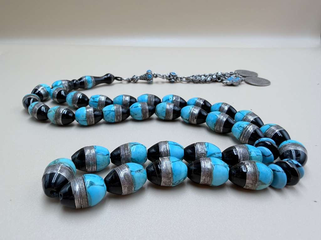 مسباح يسر أنتيك، مطعّم بالفيروز الحر السيناوي والفضة عيار 925.Antique Yusr Misbah, Inlaid with Natural Sinai Turquoise and 925 Sterling Silver.