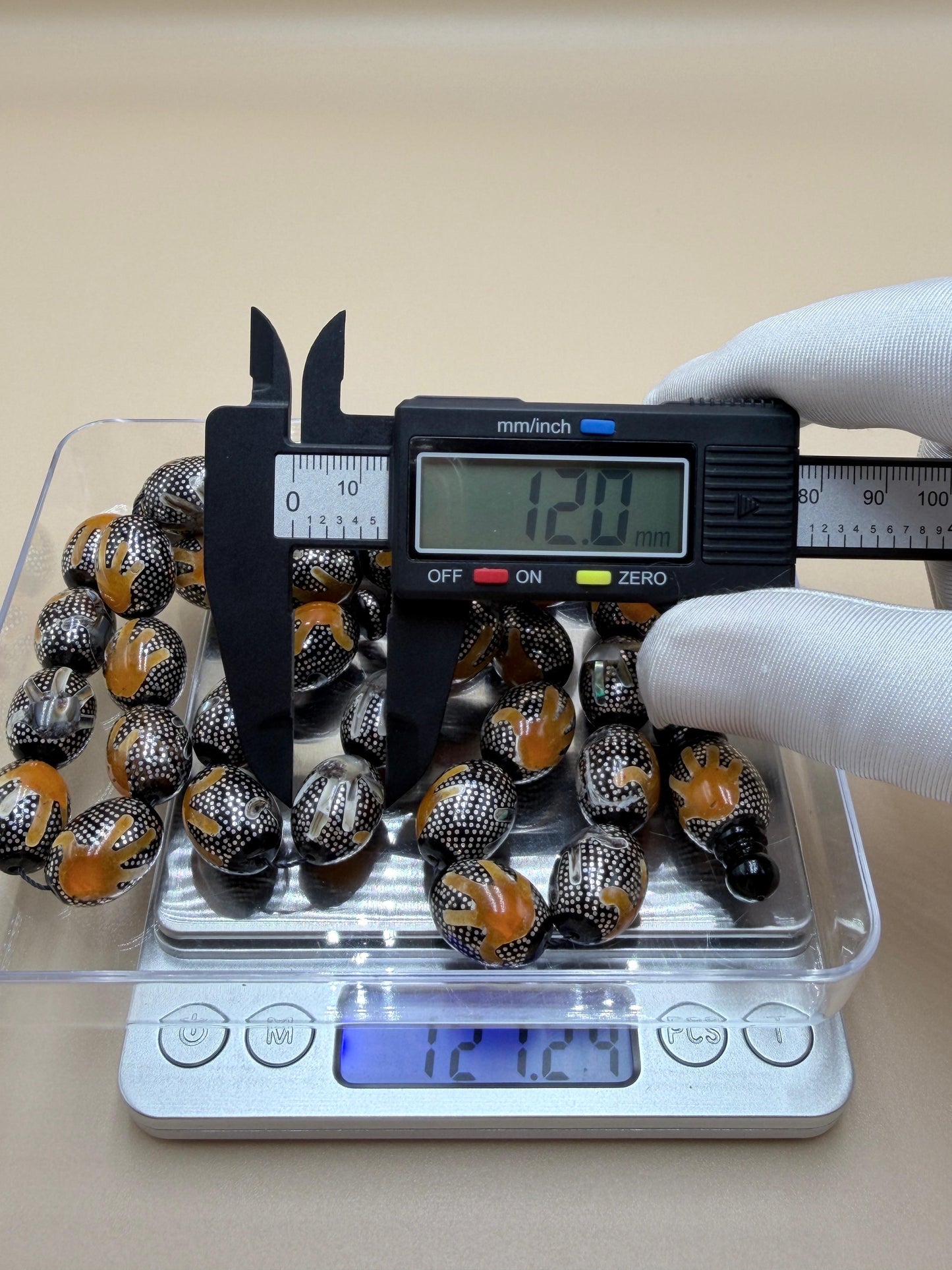 يسر بحر أحمر، مرصّع بالفضّة الخالصة عيار 925، ومزيّن بـ المرجان الطبيعي والصدف الأسترالي.

Red Sea Yusr, set in 925 sterling silver, adorned with natural coral and Australian mother of pearl.