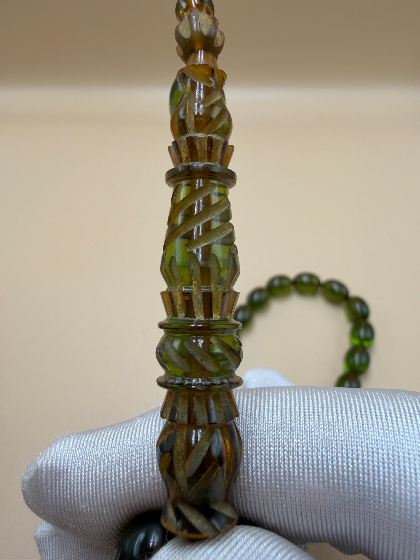 مسباح سندلوس شفاف نفطي، مع شاهد مميّز منقوش. Transparent Oily Sandalwood Misbah with a Distinctively Engraved Marker.