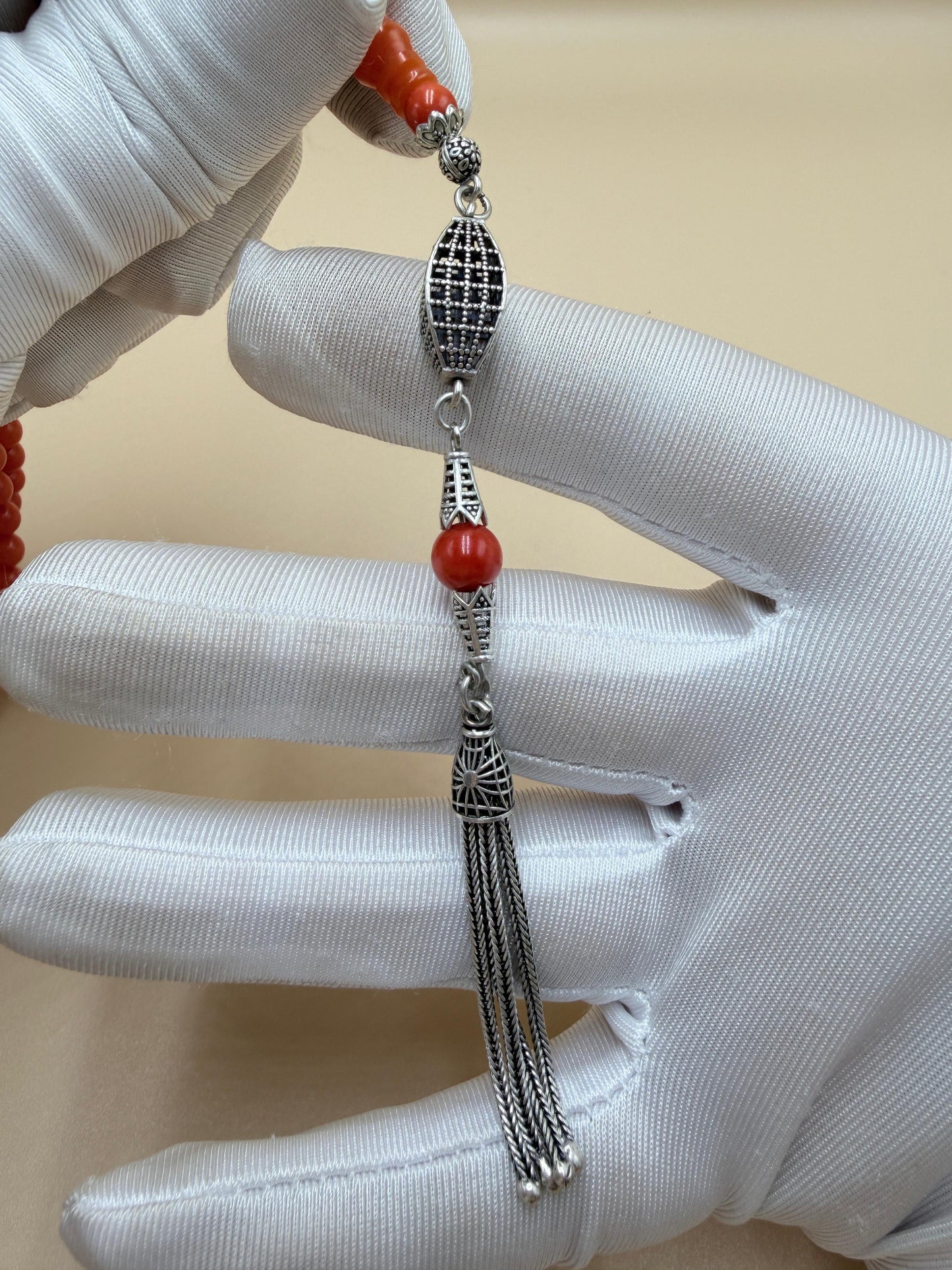 مسباح مرجان معالج بالليزر
مع شرّابة فضة عيار 925
Laser-treated Coral Misbaha
With 925 sterling silver tassel
