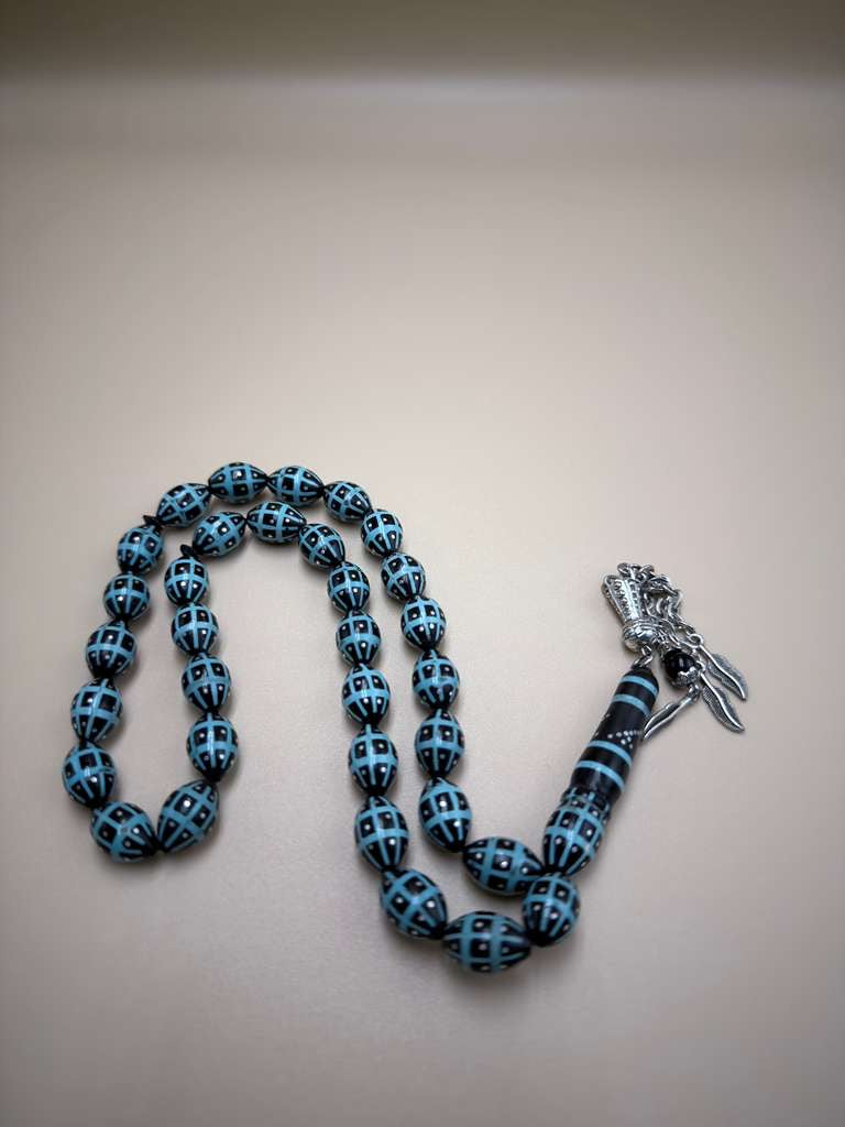 مسباح كوك، مطعّم قصدير وتراب حجر الفيروز.
Kuka Wood Misbah, Inlaid with Tin and Turquoise Stone Powder.