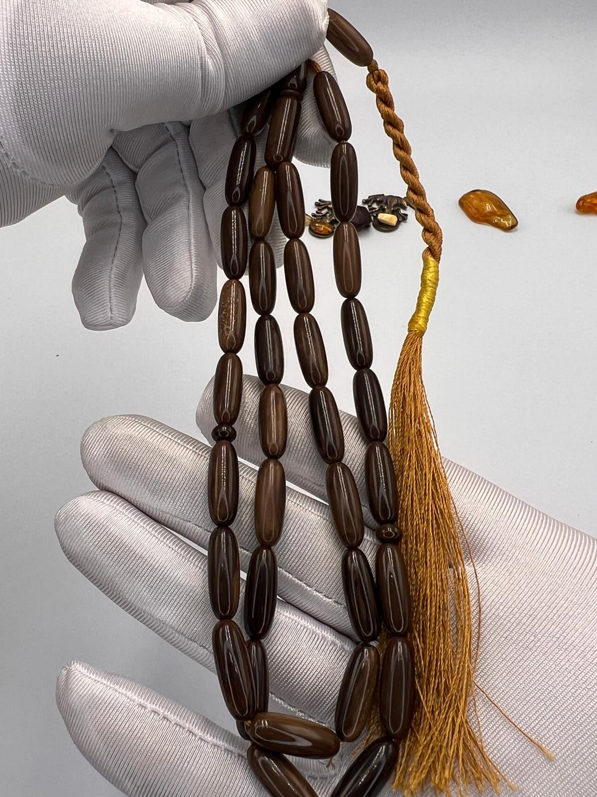 مسباح سندلوس قصة كبسولي، صنعة نظيفة ولمعته ثابتة.
Sandalwood tasbih with capsule-cut beads,.