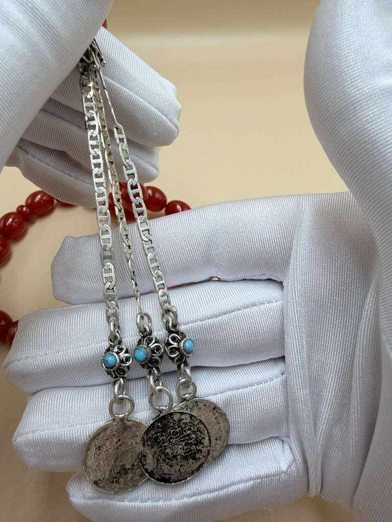 مسباح سندلوس خام من عصيان، مع شرابة فضة عيار 500 Raw Sandalus Misbaha (stick form), with 500-grade silver tassel,