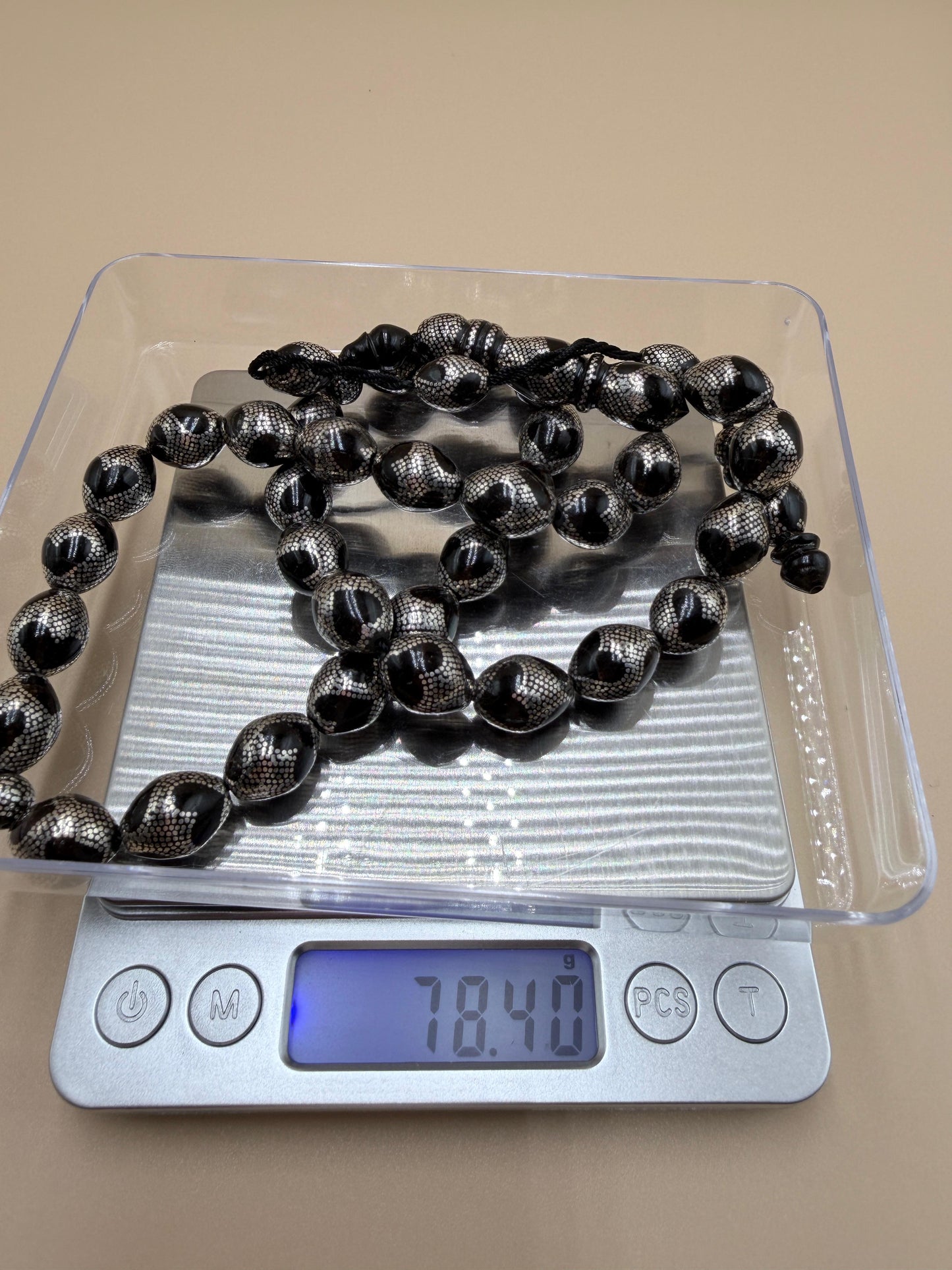 مسباح – قطعة محمود طرزان – يسر بحر أحمر الفاخرة، مطعّمة بالفضّة عيار 1000 ضمن إصدار قلب الحب
Misbah – A luxurious Mahmoud Tarzan – Red Sea Yusr, inlaid with 1000-grade silver in the Love Heart edition,