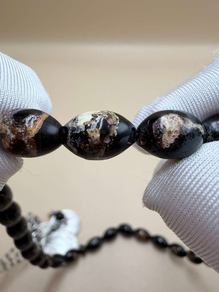 مسباح يسر بحر أحمر ساده، خامة مميّزة مع عروق فاير. Red Sea Coral Misbah, Plain Style, Premium Material with Fire Veins.