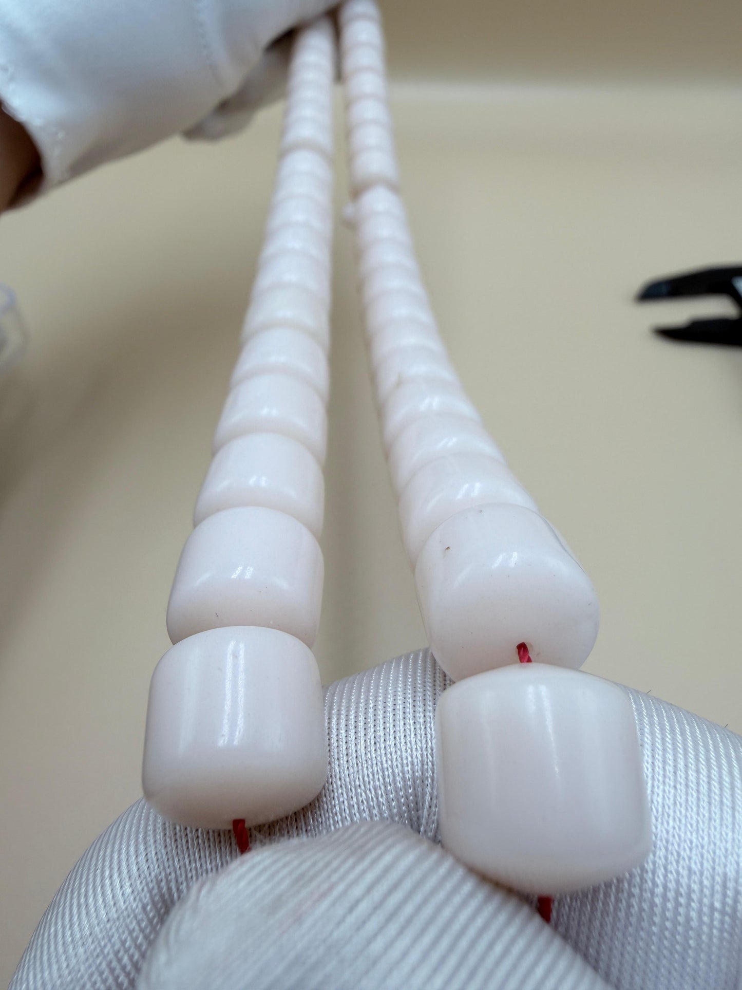 مسباح دومينو صب جديد، مع أمامة احتياطية وكبوس.

New Domino Misbah, with an extra head and cap.