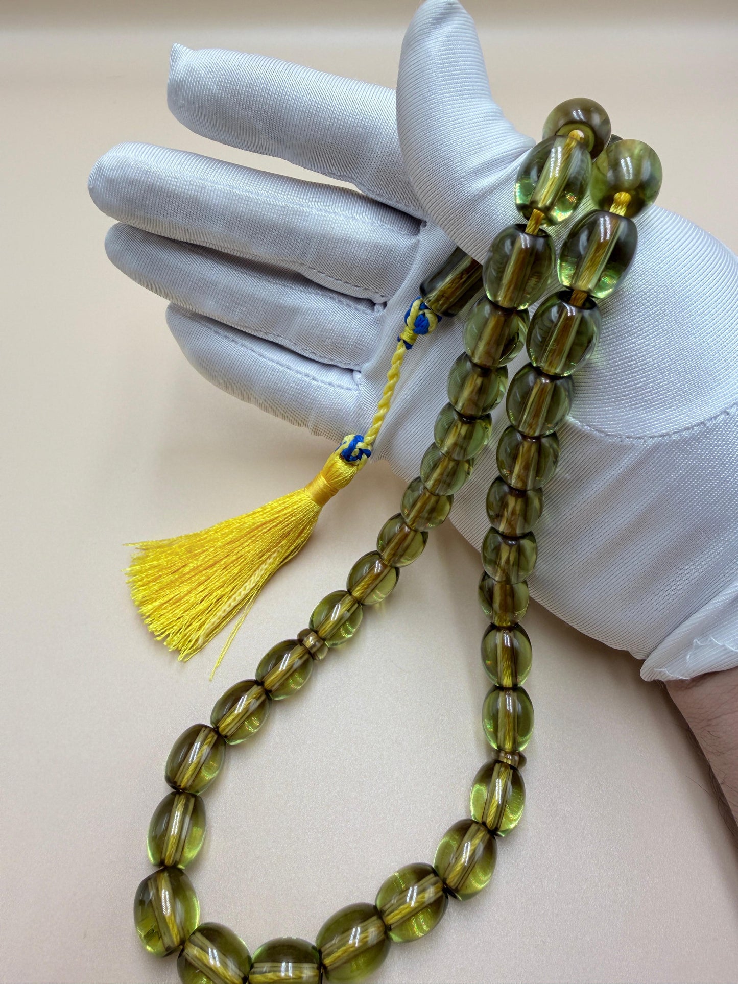 مسباح سندلوس شفاف أخضر — قطعة نوادر.
Misbah made of transparent green Sandalus — a rare piece.
