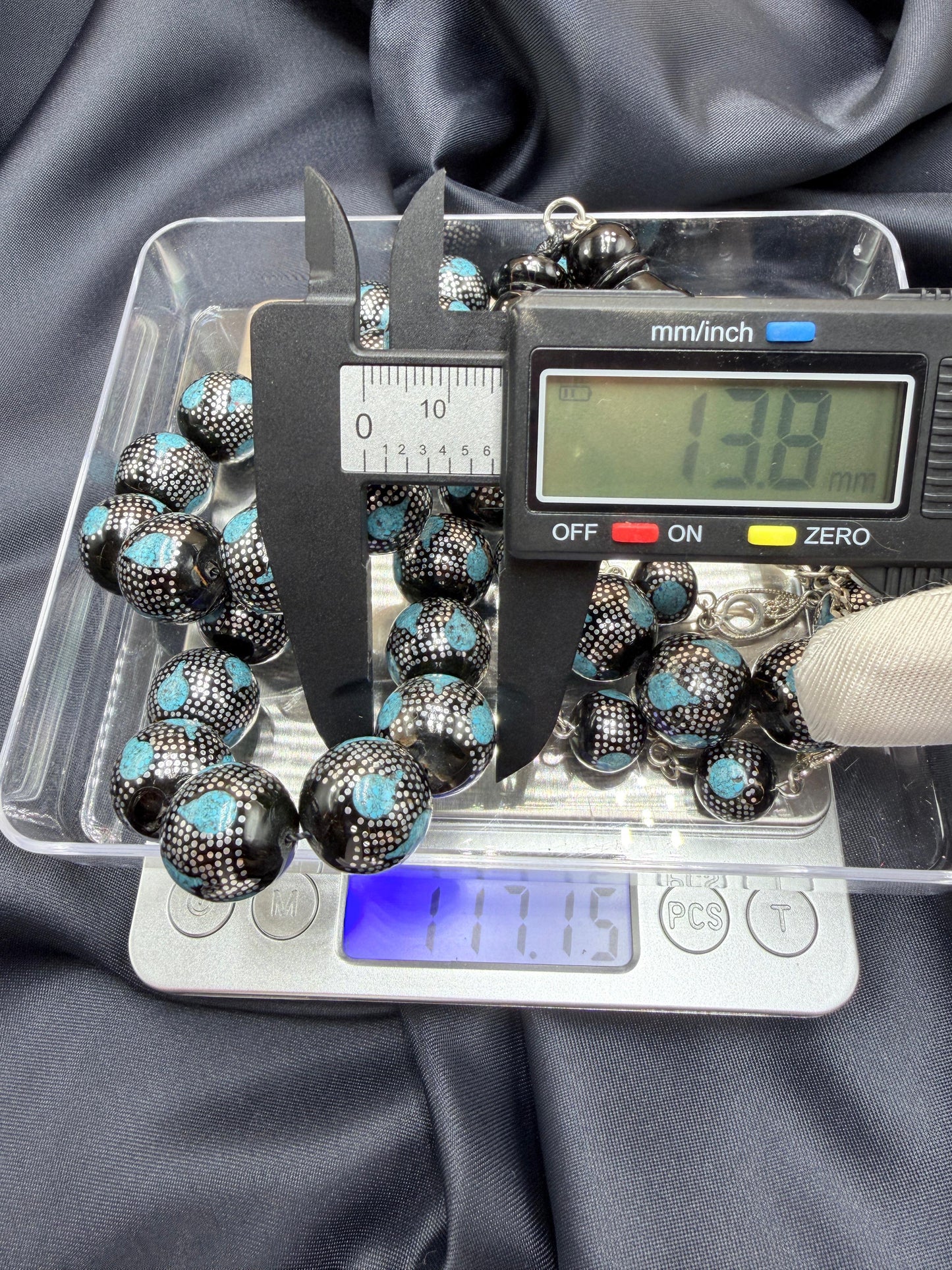 يسر بحر أحمر بتطعيم فضّة خالصة عيار 925، مع فيروز طبيعي، ومرفق بـ شرابة فضّة 925.
Red Sea Yusr inlaid with 925 sterling silver, featuring natural turquoise, completed with a 925 sterling silver tassel.