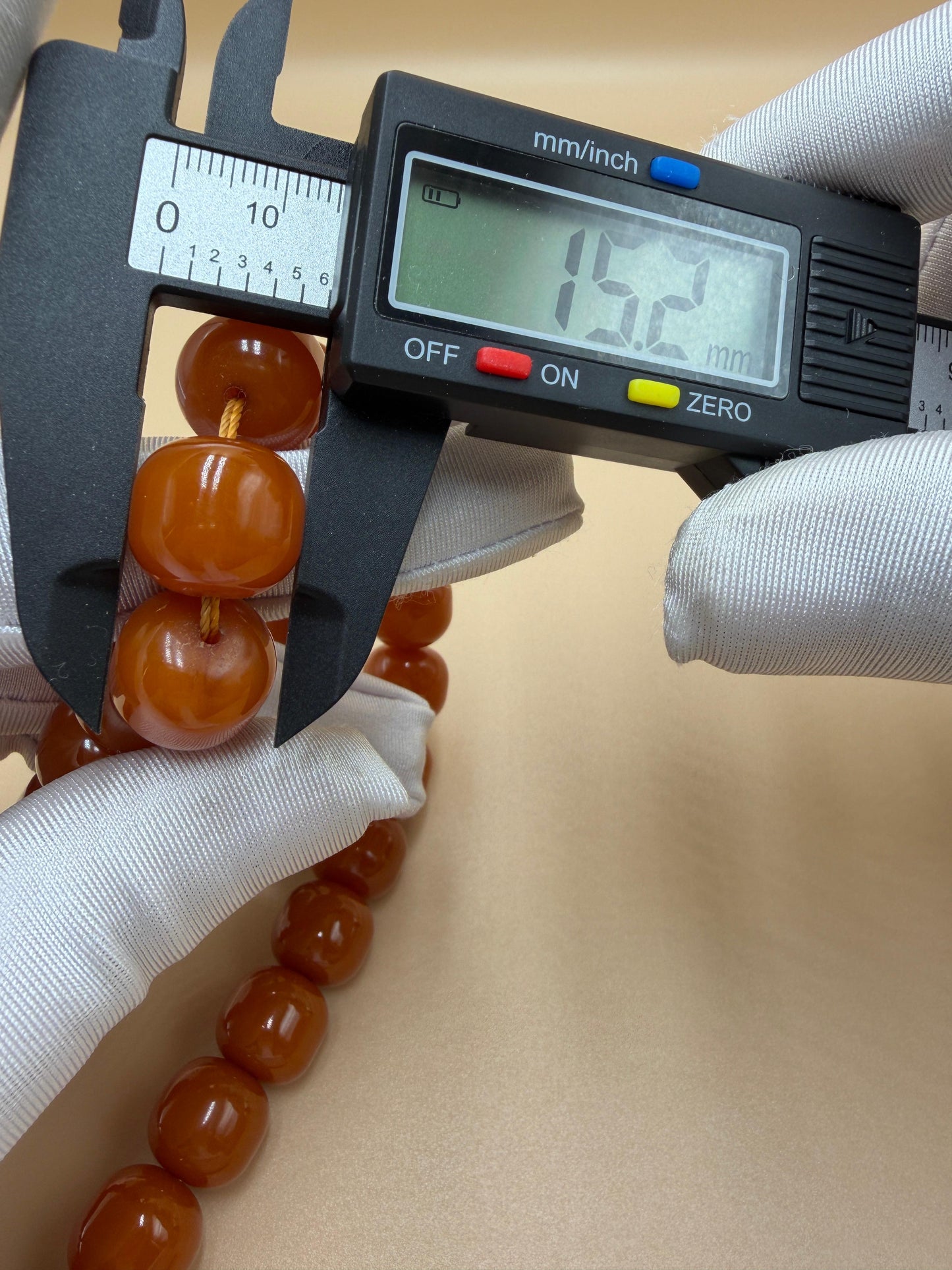 مسباح مسكي قديم، عرق أحمر، مع شرابة مميزة مزخرفة بالعملة العراقية القديمة وشرابة فضة عيار 500.