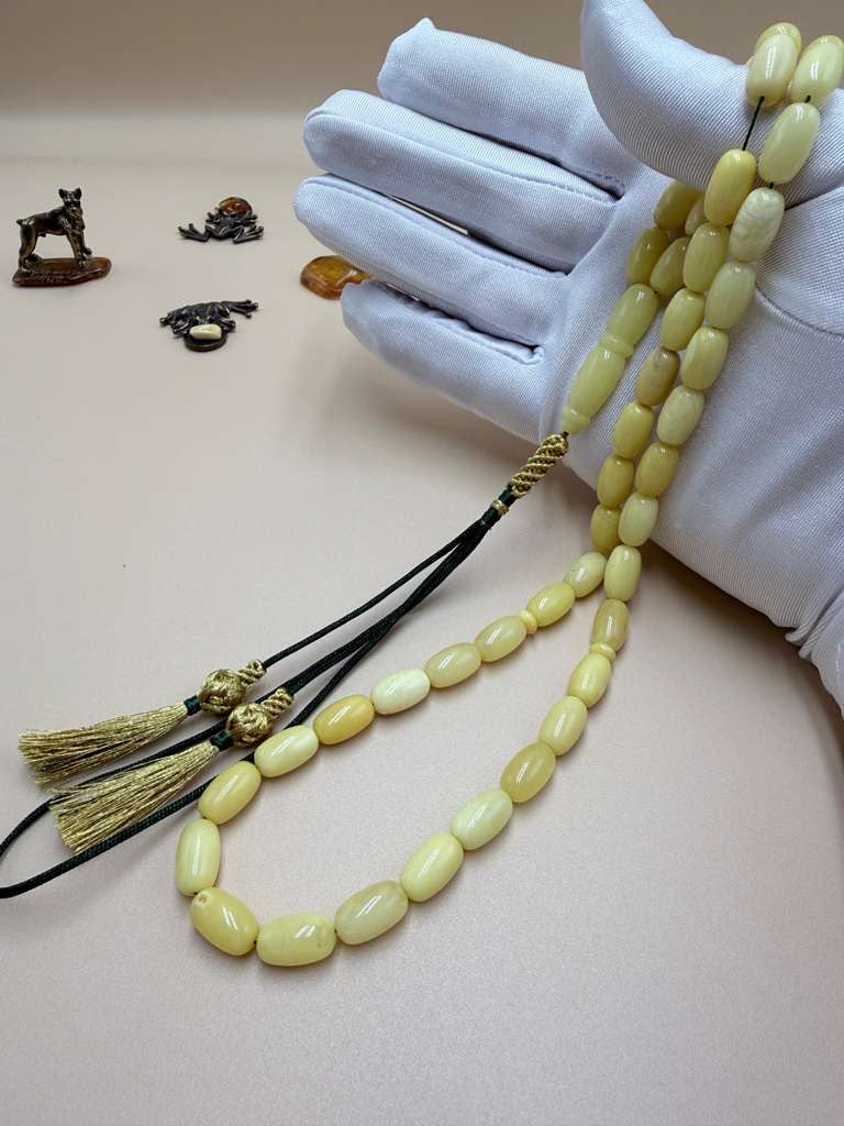 مسباح كهرمان بلطيقي قديم.
Old Baltic Amber Misbaha.