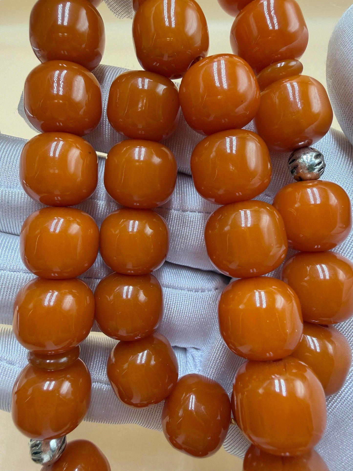 مسباح مسكي قديم، عرق أحمر، مع شرابة مميزة مزخرفة بالعملة العراقية القديمة وشرابة فضة عيار 500.