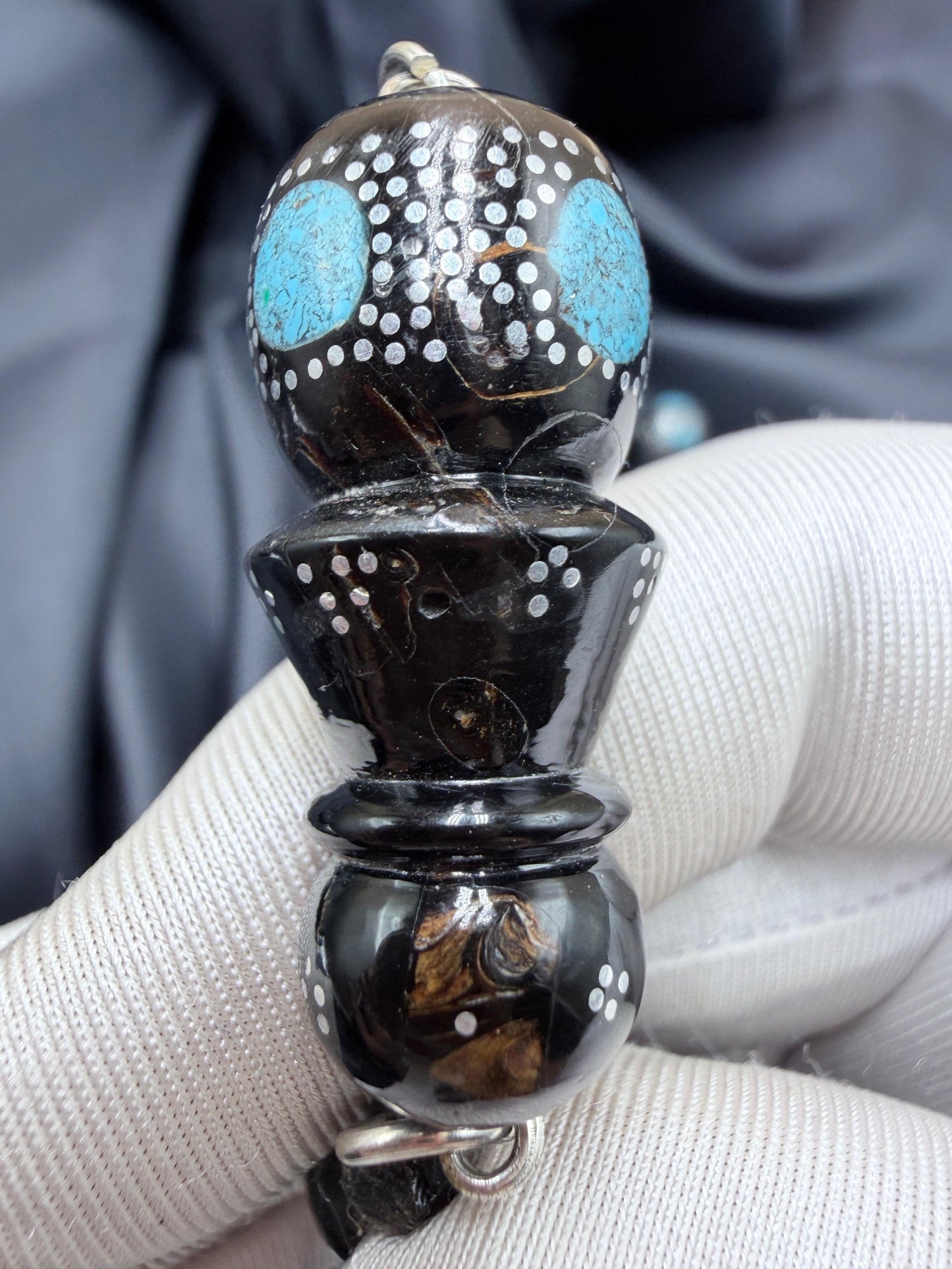 يسر بحر أحمر بتطعيم فضّة خالصة عيار 925، مع فيروز طبيعي، ومرفق بـ شرابة فضّة 925.
Red Sea Yusr inlaid with 925 sterling silver, featuring natural turquoise, completed with a 925 sterling silver tassel.