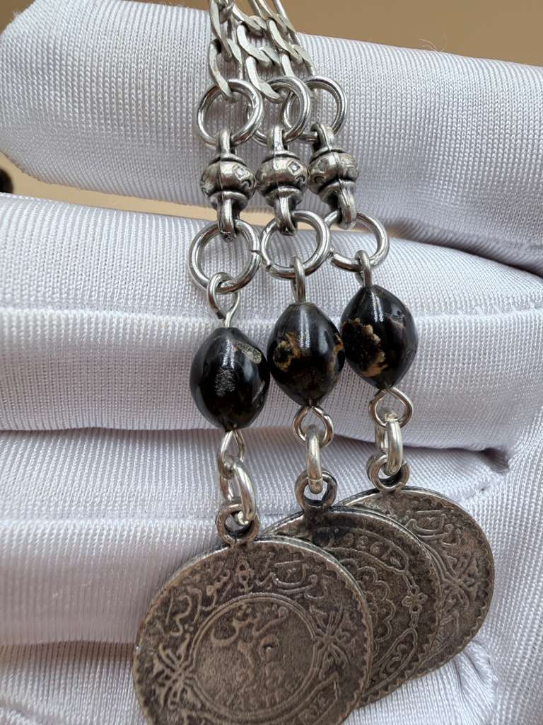 مسباح يسر بحر أحمر ساده، خامة مميّزة مع عروق فاير. Red Sea Coral Misbah, Plain Style, Premium Material with Fire Veins.