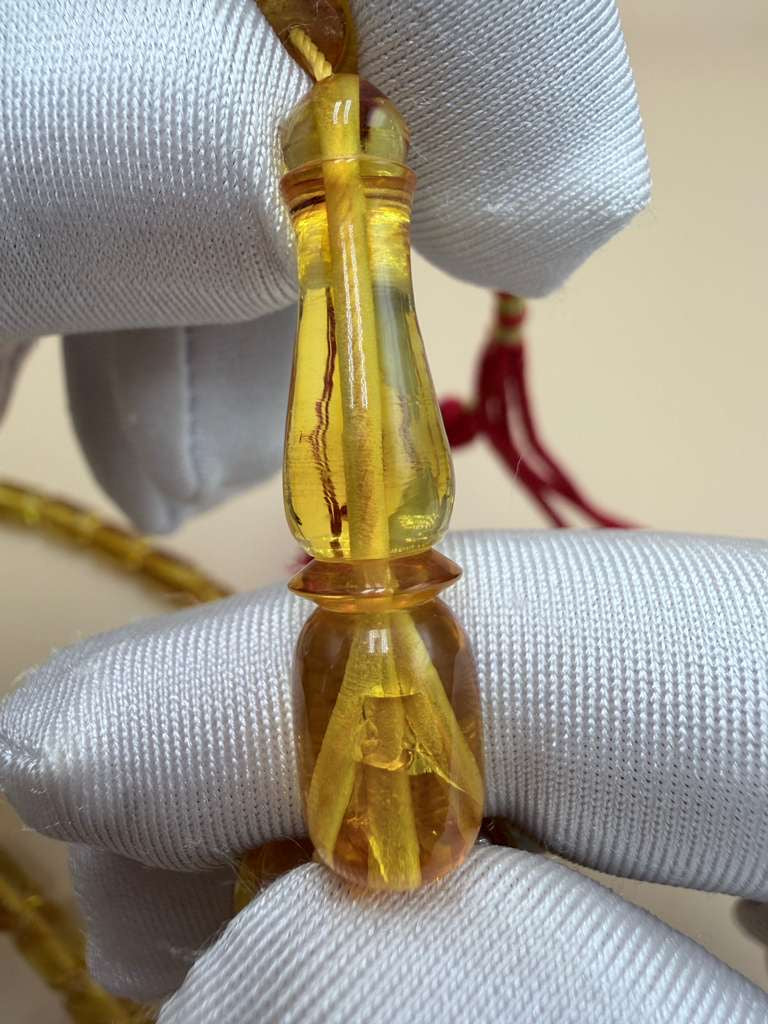 مسباح كهرمان شفاف، قليل الشوائب، مع 3 حبات زيادة  Transparent Amber Misbah, Low Inclusions, with 3 Extra Beads.
