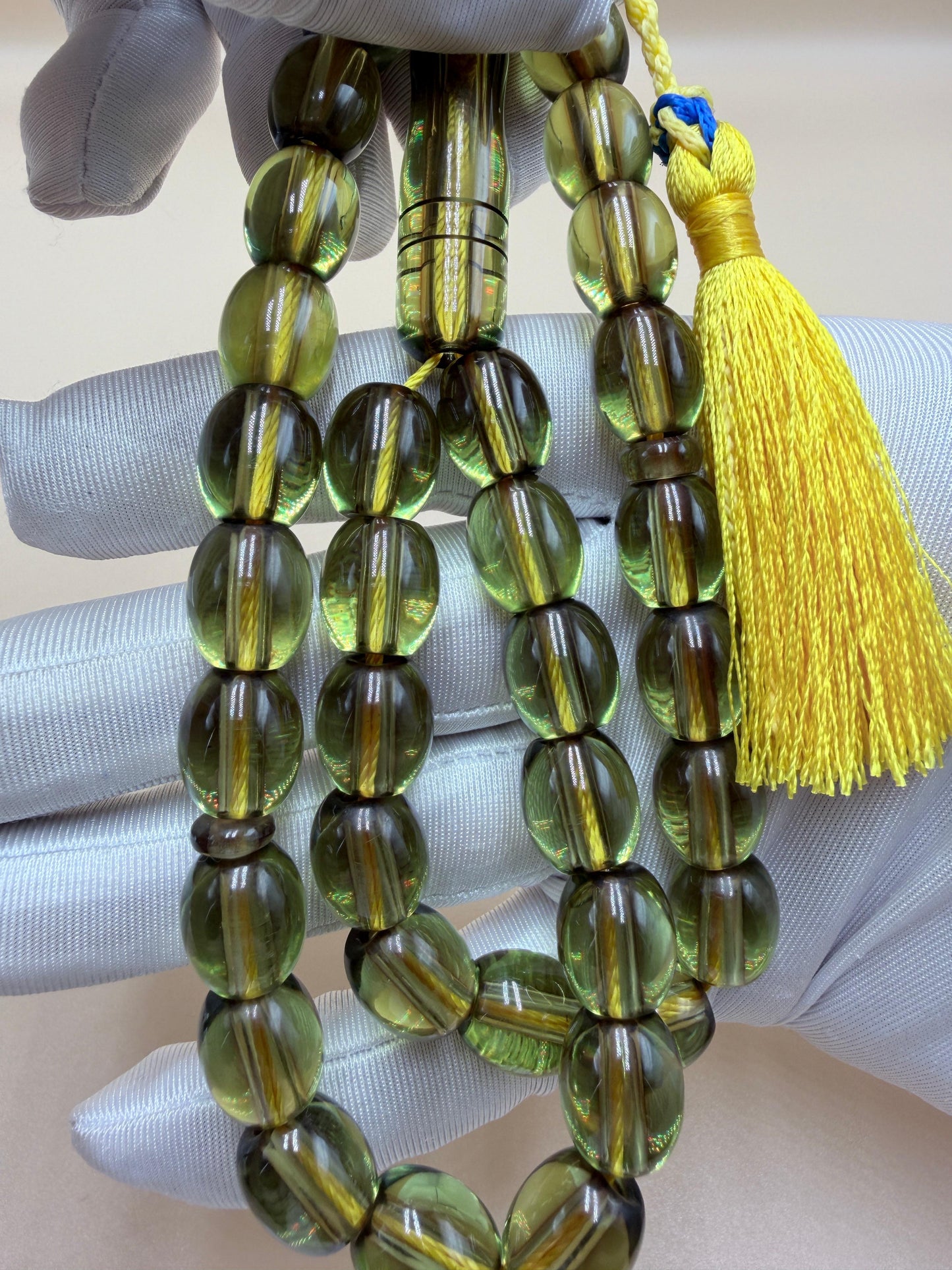 مسباح سندلوس شفاف أخضر — قطعة نوادر.
Misbah made of transparent green Sandalus — a rare piece.