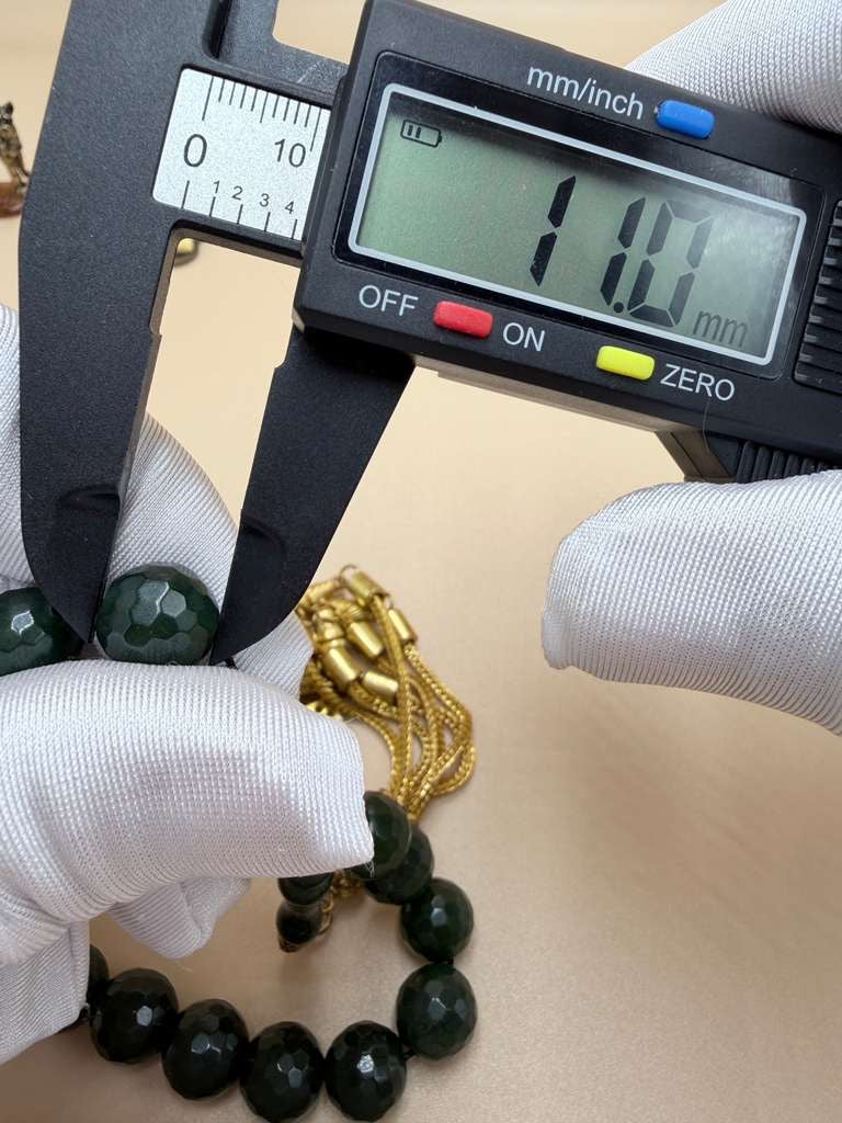 مسباح حجر الحظ الصيني مع شرّابة مطليةChinese Lucky Stone Misbaha with gold-plated tassel.