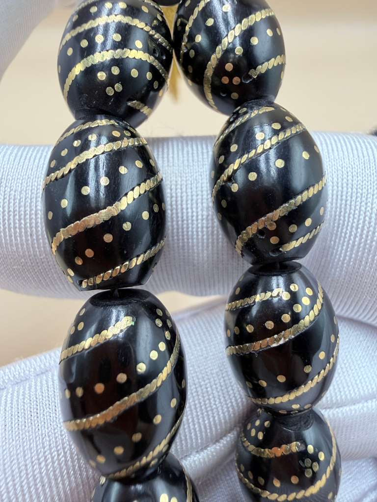 مسباح كوك، مطعّم سكروم، مع شرابة مطليّة ذهب عيار 24 Kuka Wood Misbah, Inlaid with Skroom, with 24K Gold-Plated Tassel.