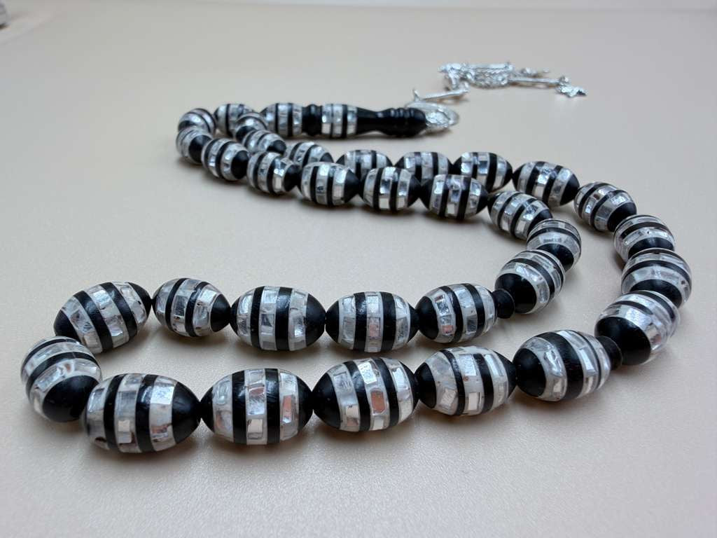 مسباح كوك، مطعّم صدف، خراطة مسباح السواح.
Kuka Wood Misbah, Inlaid with Mother of Pearl, Handcrafted by Al-Sawah Rosary Workshop.