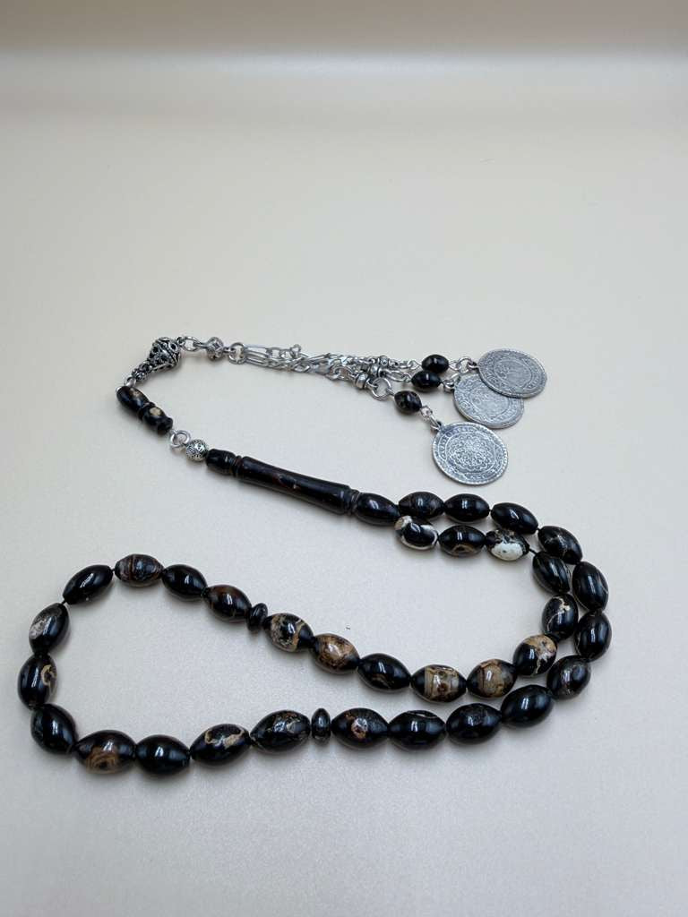 مسباح يسر بحر أحمر ساده، خامة مميّزة مع عروق فاير. Red Sea Coral Misbah, Plain Style, Premium Material with Fire Veins.