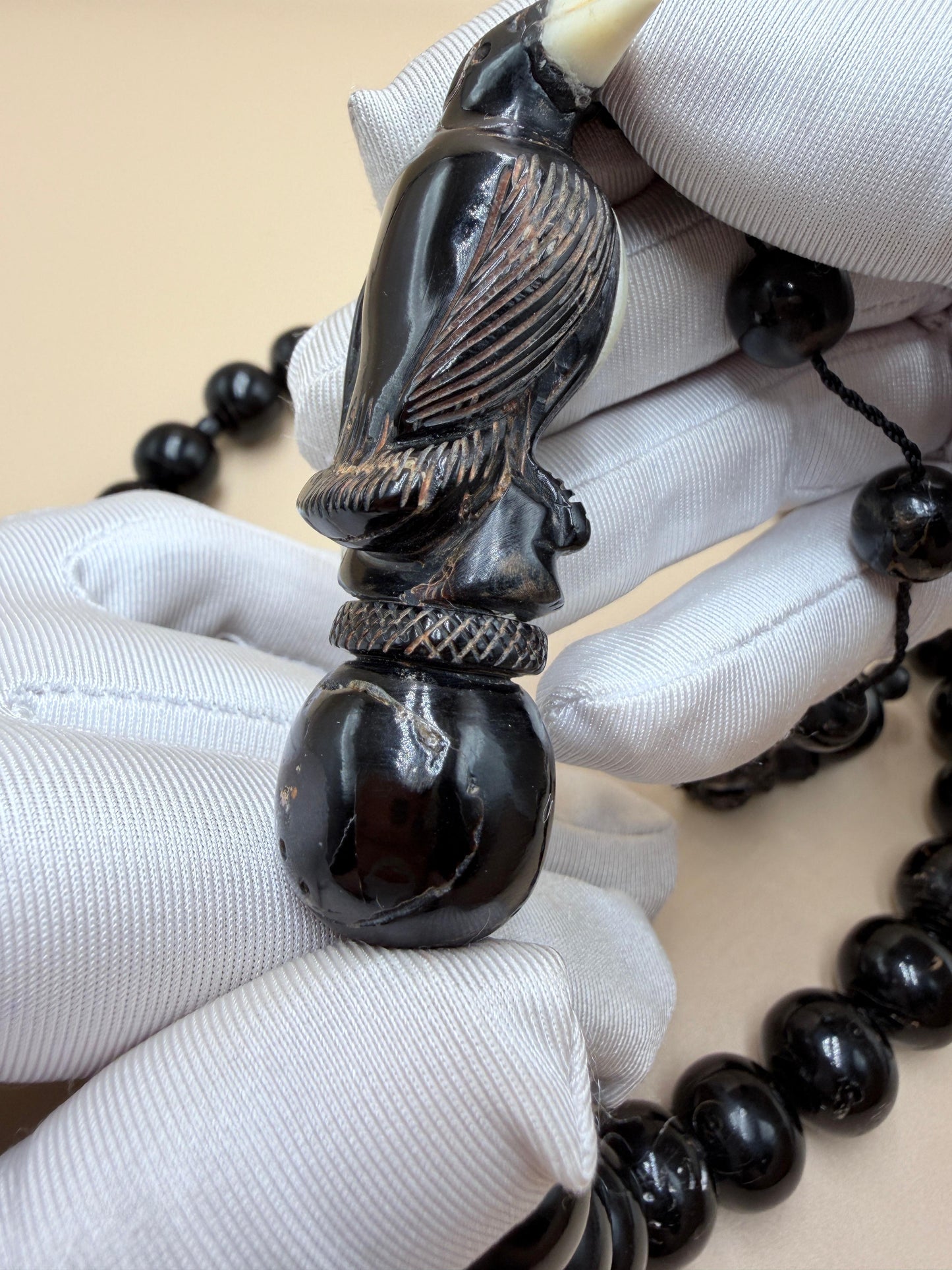 يسر بحر أحمر ساده
أنتيك قديم – حجم جامبو
مع شاهد مطعّم بالعاج
Plain Red Sea Yusr
Antique –