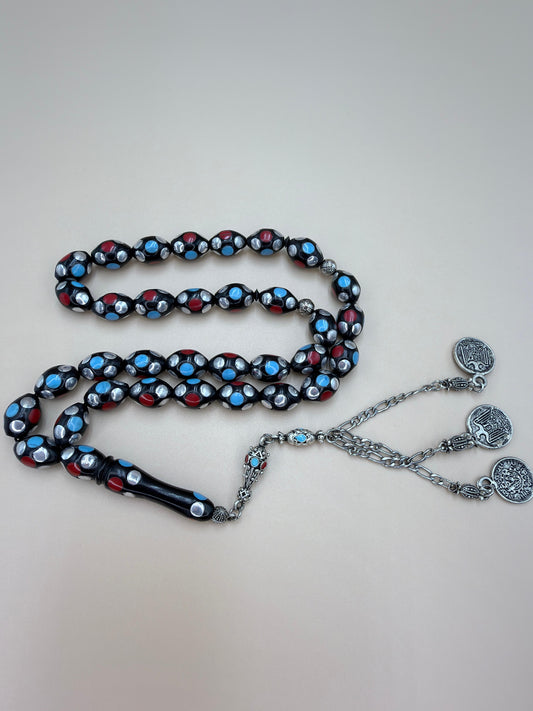 مسباح كوك قديم بتطعيم نحاس ومينا مع أحجارفيروز ومرجان
Vintage Koka Misbaha, inlaid with brass and enamel, featuring Turquoise and Coral stones.