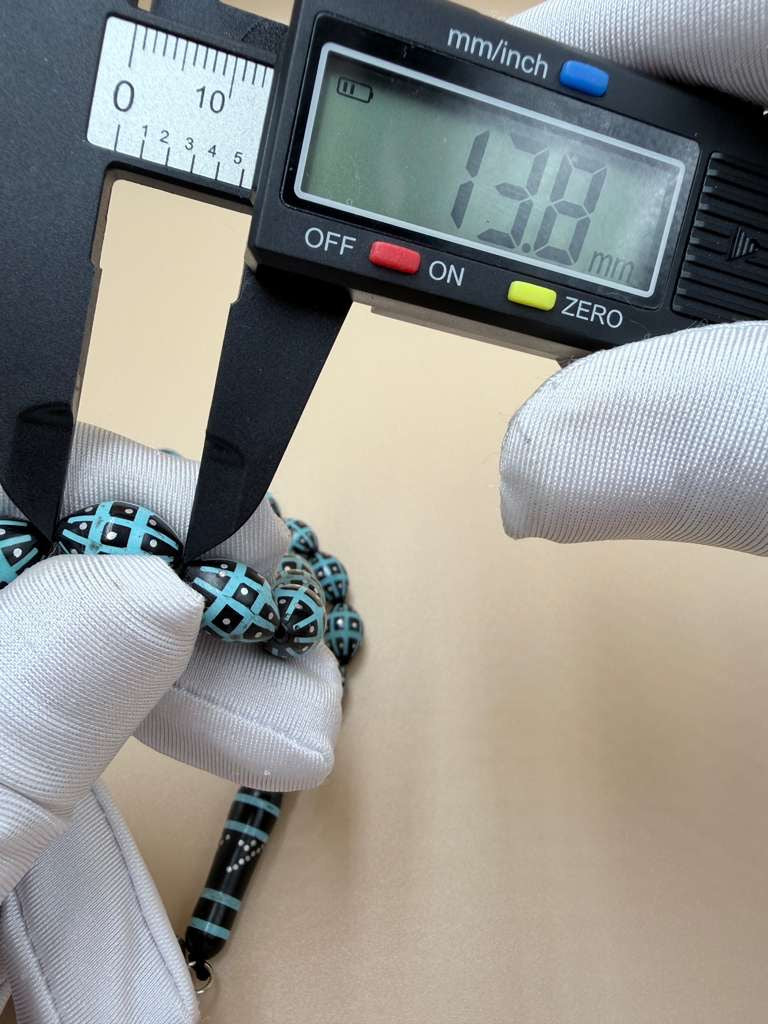 مسباح كوك، مطعّم قصدير وتراب حجر الفيروز.
Kuka Wood Misbah, Inlaid with Tin and Turquoise Stone Powder.