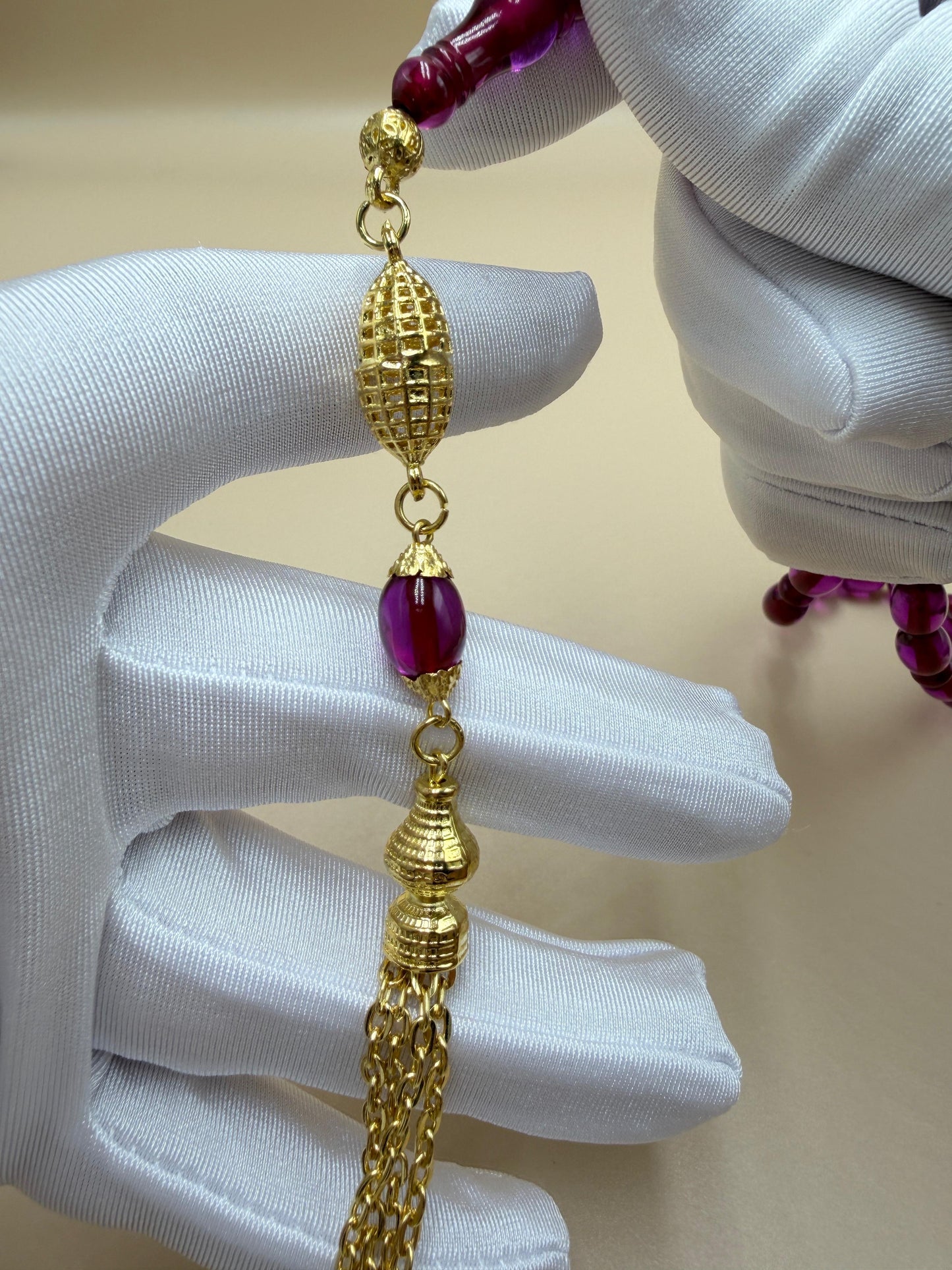 مسباح سندلوس كفّيه مع شرّابة مطلية ذهب
Sandaloos Misbaha (Kaffiyeh style)
With gold-plated tassel