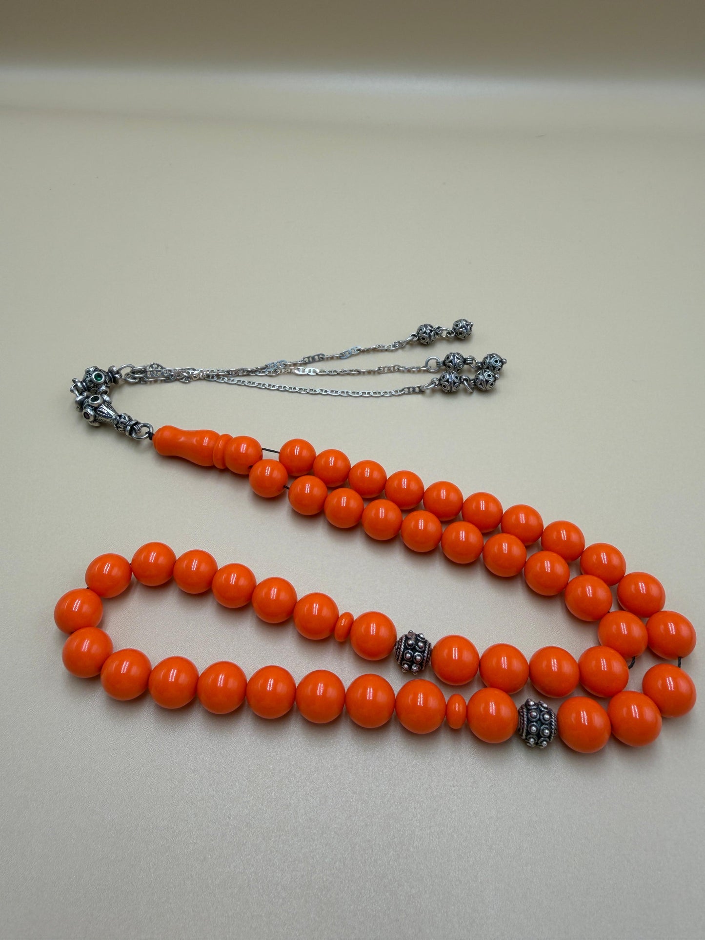 مسباح بولنك خام أنتيك، بخراطة جديدة، مع شرابة وفواصل فضة عيار 925. Antique Raw Bulnek Misbah with New Carving, Featuring Tassel and Spacers in 925 Silver.