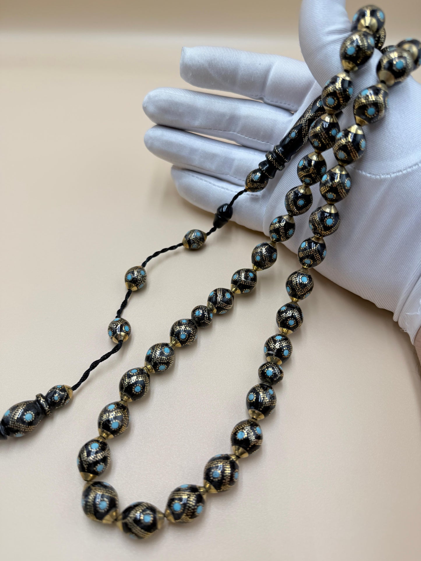 مسباح – قطعة محمود طرزان – يسر بحر أحمر الرائعة، مطعّمة بالسكروم والفيروز الطبيعي، تجمع بين الأصالة والفخامة.
Misbah – A stunning Mahmoud Tarzan – Red Sea Yusr, inlaid with scrom and natural turquoise — combining heritage with elegan